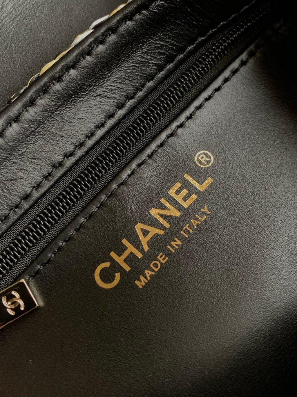 CHANEL 26S SMALL FRINGE KELLY 19 IN BLACK AND IVORY RAFFIA WOOD