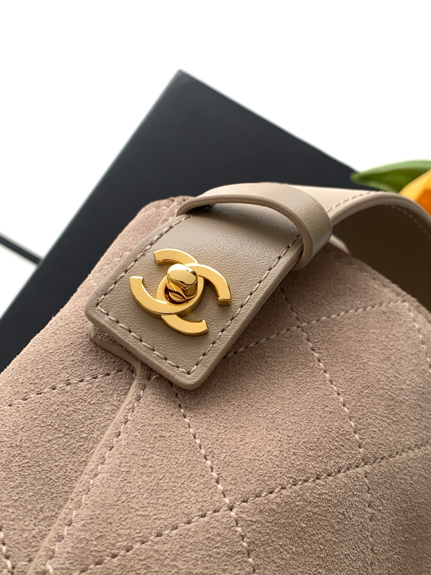 CHANEL 26S BUCKET SHOULDER BAG MEDIUM 29 IN LIGHT BEIGE SUEDE AND CALFSKIN GOLD HARDWARE