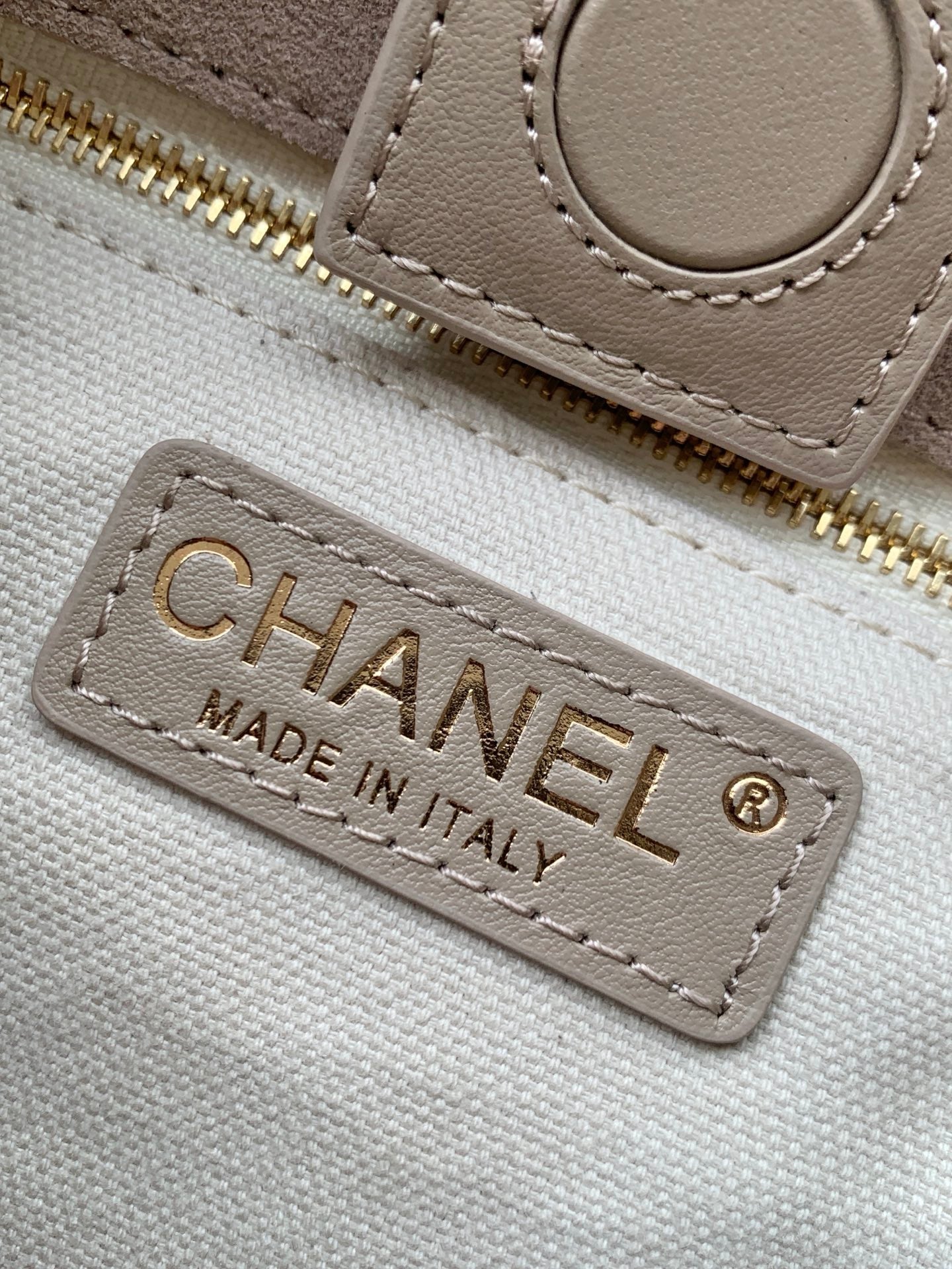 CHANEL 26S BUCKET SHOULDER BAG MEDIUM 29 IN LIGHT BEIGE SUEDE AND CALFSKIN GOLD HARDWARE