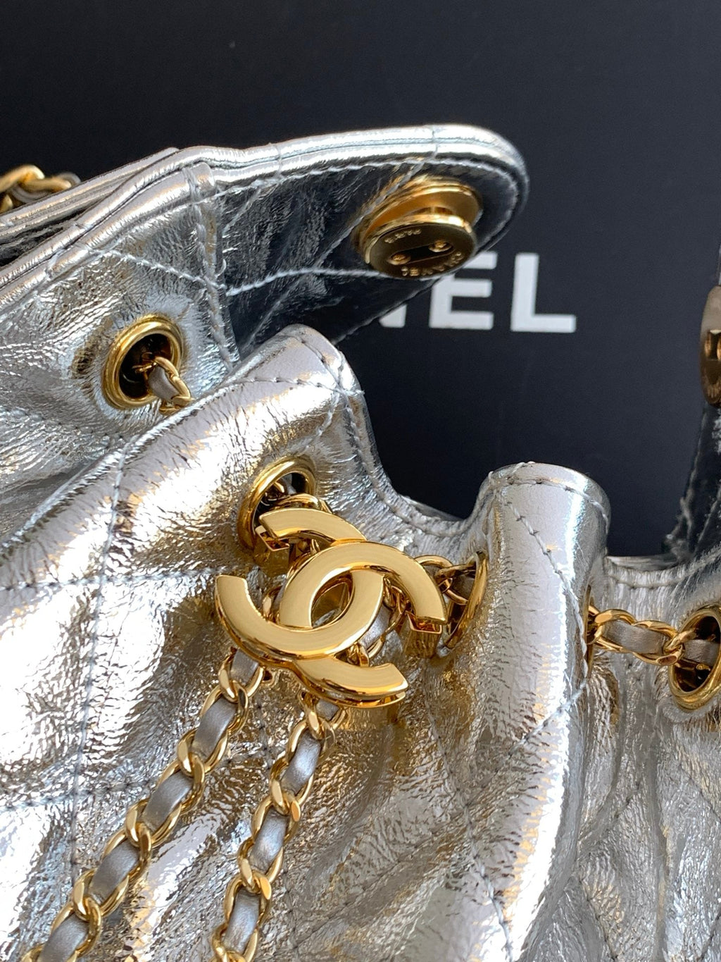 CHANEL 26S HOBO BAG 22 IN SILVER METALLIC CRINKLED CALFSKIN GOLD HARDWARE