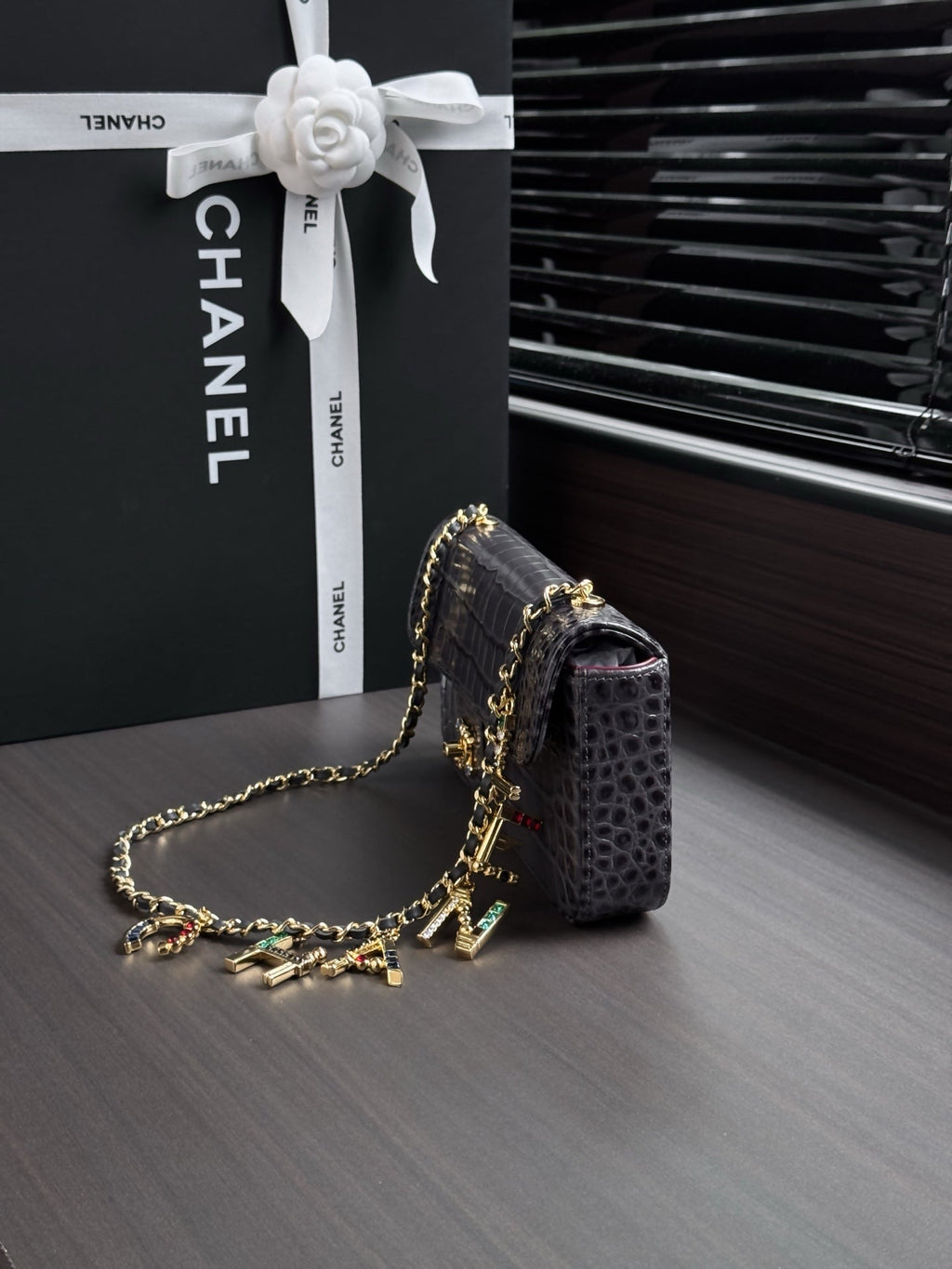 CHANEL 26S WALLET ON CHAIN 22 IN CHARCOAL GRAY CROCODILE-EMBOSSED CALFSKIN GOLD HARDWARE