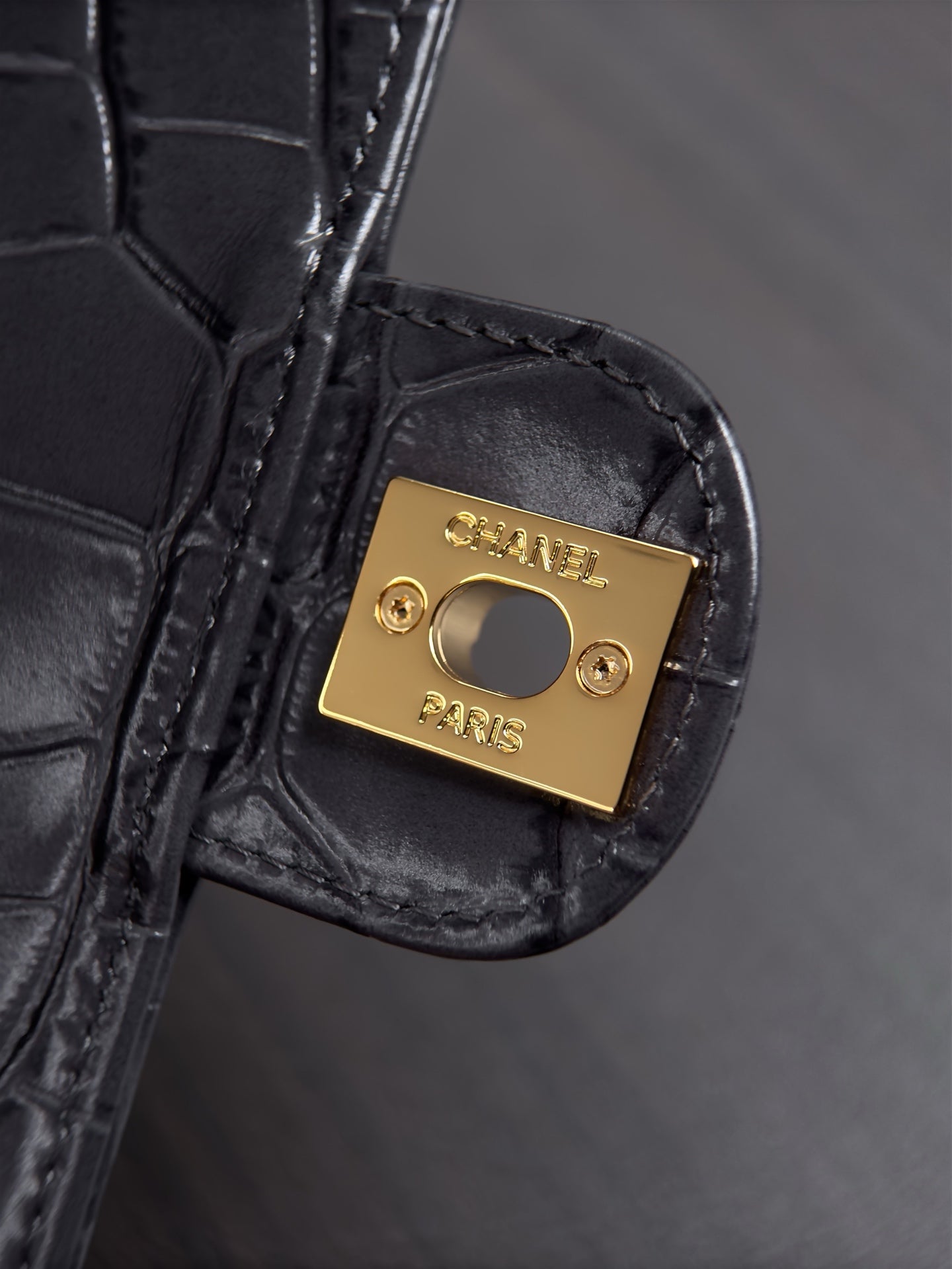 CHANEL 26S WALLET ON CHAIN 22 IN CHARCOAL GRAY CROCODILE-EMBOSSED CALFSKIN GOLD HARDWARE