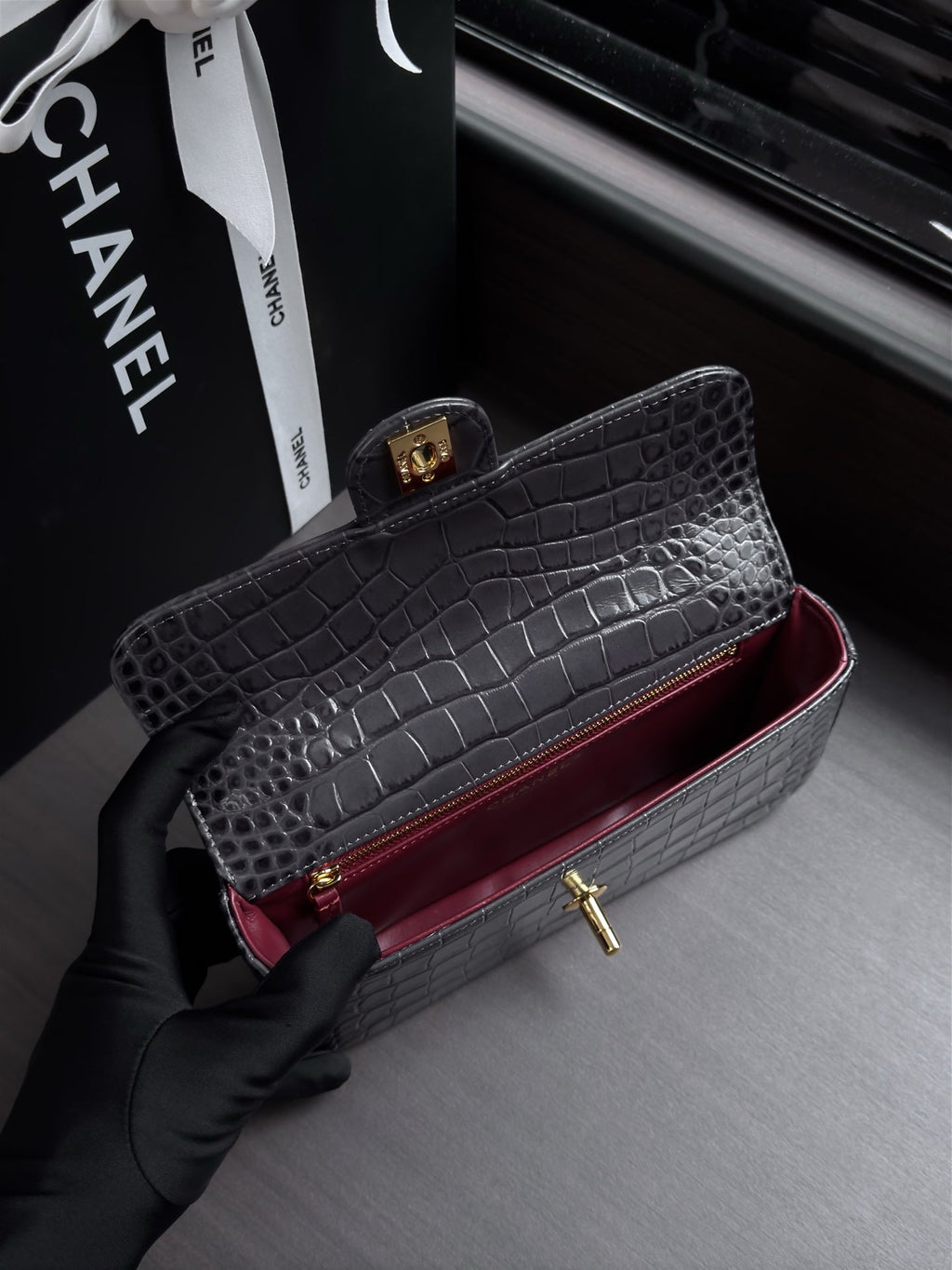 CHANEL 26S WALLET ON CHAIN 22 IN CHARCOAL GRAY CROCODILE-EMBOSSED CALFSKIN GOLD HARDWARE