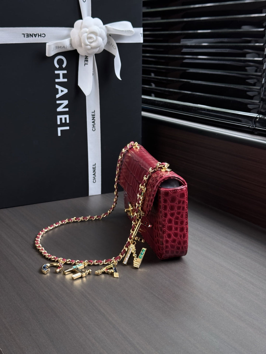 CHANEL 26S WALLET ON CHAIN 22 IN DARK RED CROCODILE-EMBOSSED CALFSKIN GOLD HARDWARE