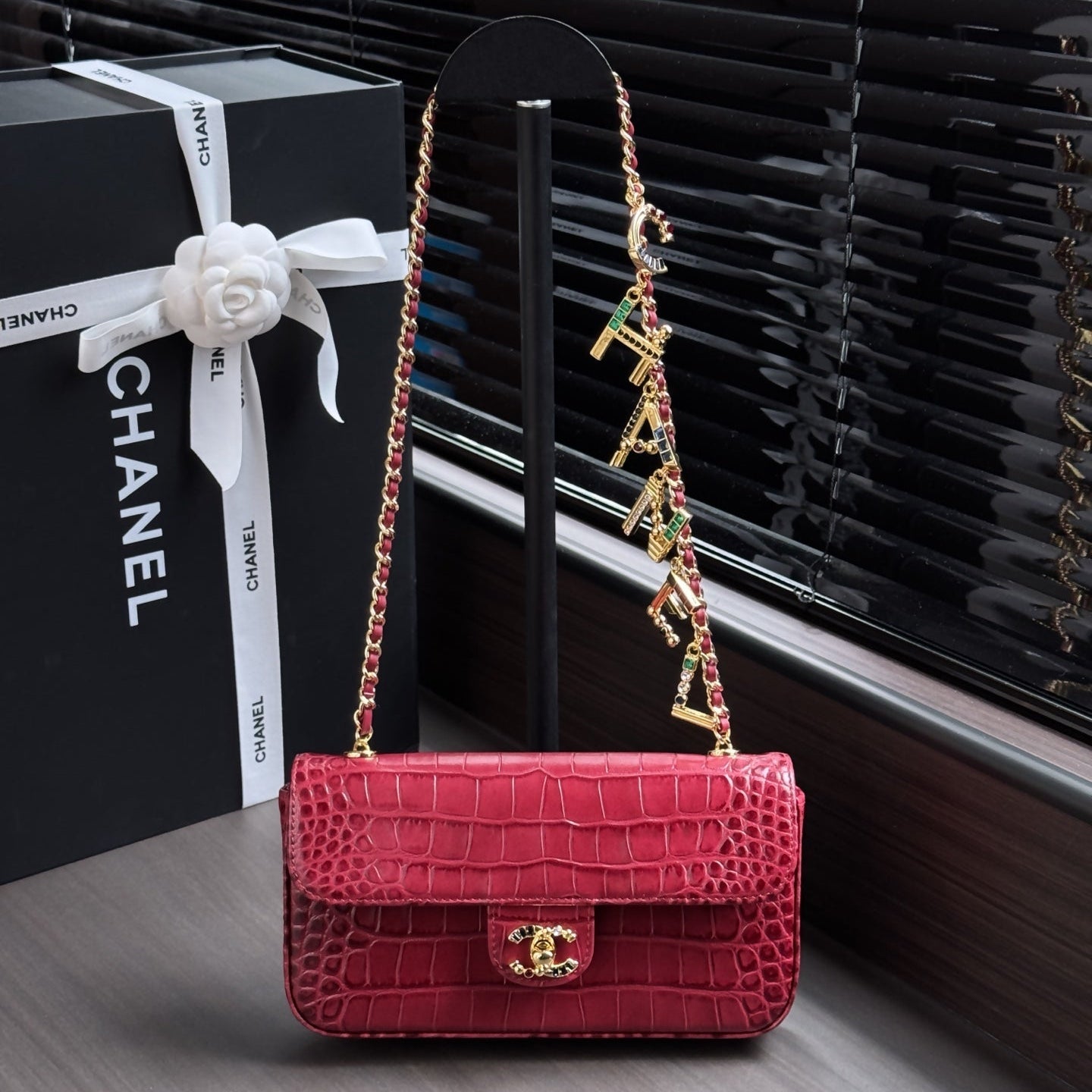 CHANEL 26S WALLET ON CHAIN 22 IN DARK RED CROCODILE-EMBOSSED CALFSKIN GOLD HARDWARE