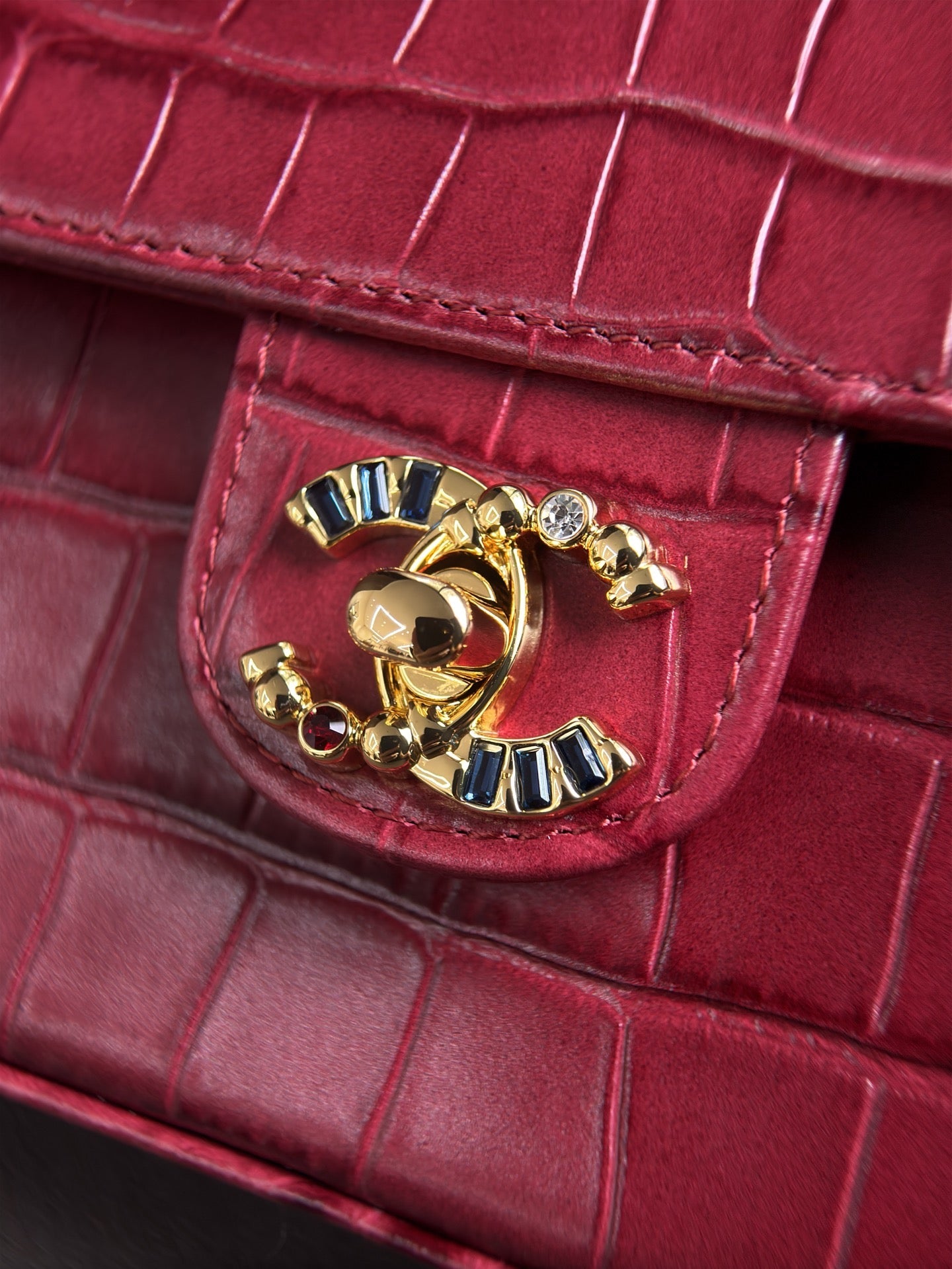 CHANEL 26S WALLET ON CHAIN 22 IN DARK RED CROCODILE-EMBOSSED CALFSKIN GOLD HARDWARE