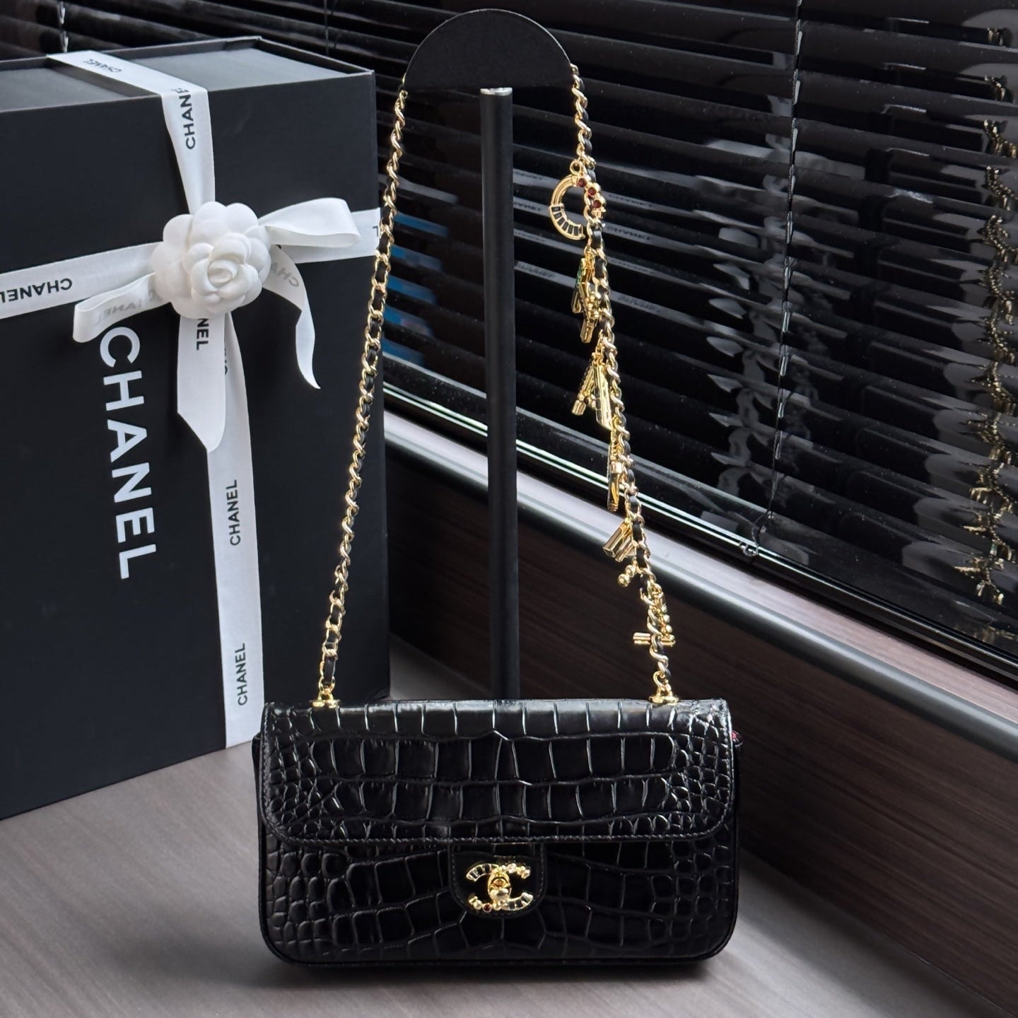 CHANEL 26S WALLET ON CHAIN 22 IN BLACK CROCODILE-EMBOSSED CALFSKIN GOLD HARDWARE