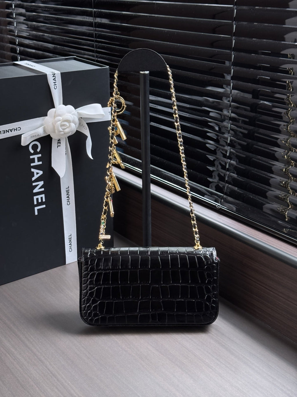 CHANEL 26S WALLET ON CHAIN 22 IN BLACK CROCODILE-EMBOSSED CALFSKIN GOLD HARDWARE
