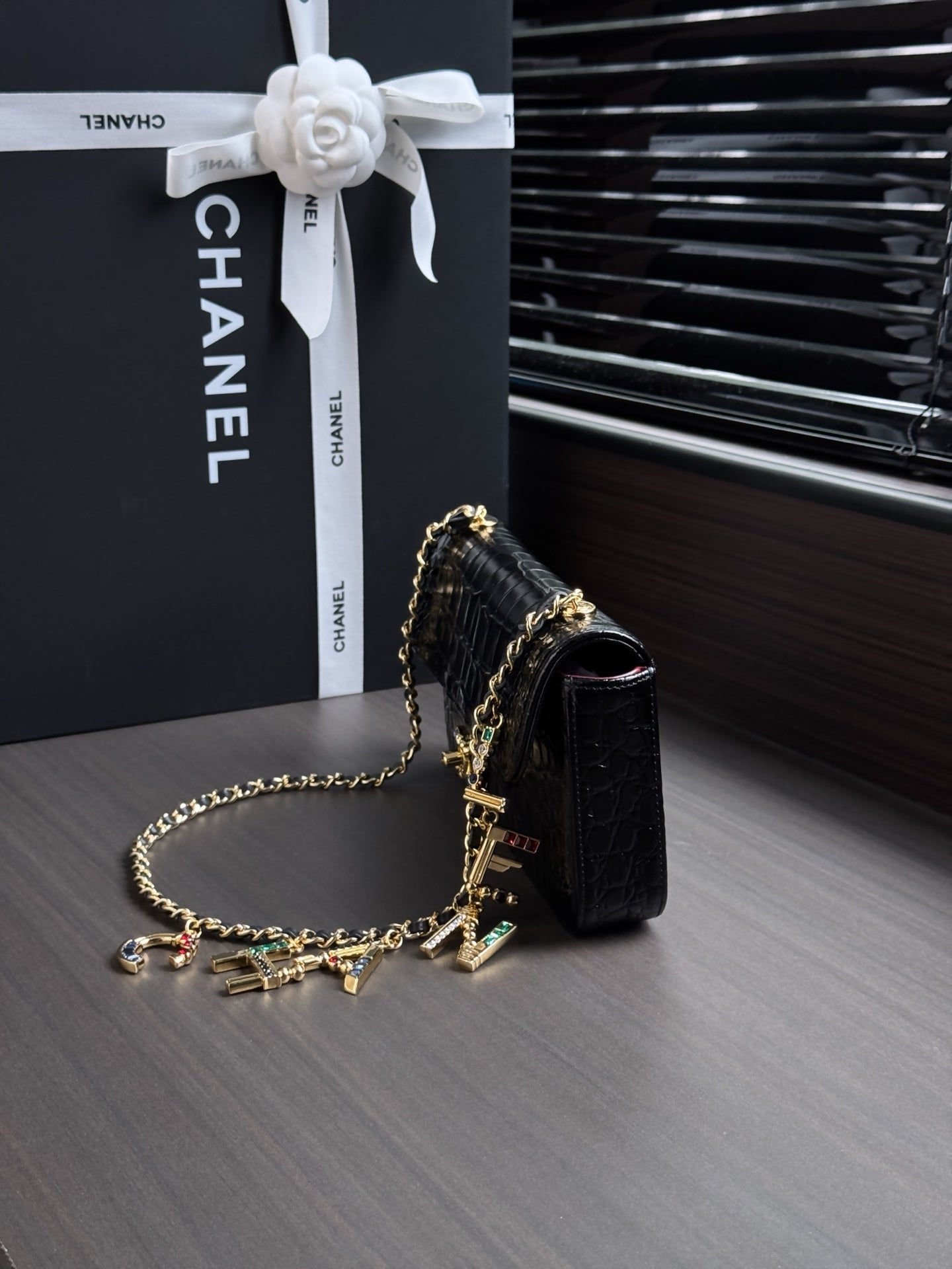 CHANEL 26S WALLET ON CHAIN 22 IN BLACK CROCODILE-EMBOSSED CALFSKIN GOLD HARDWARE