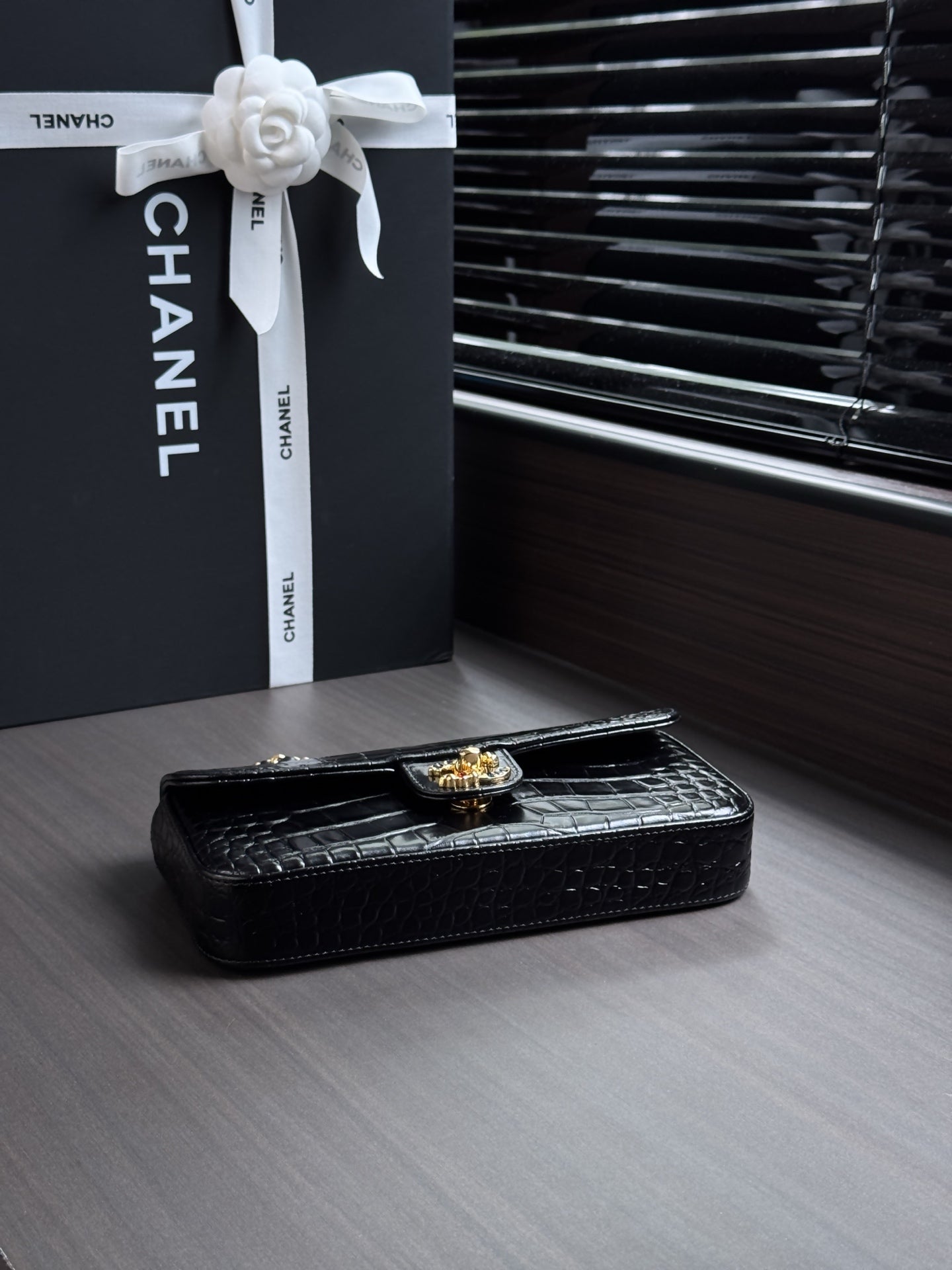 CHANEL 26S WALLET ON CHAIN 22 IN BLACK CROCODILE-EMBOSSED CALFSKIN GOLD HARDWARE