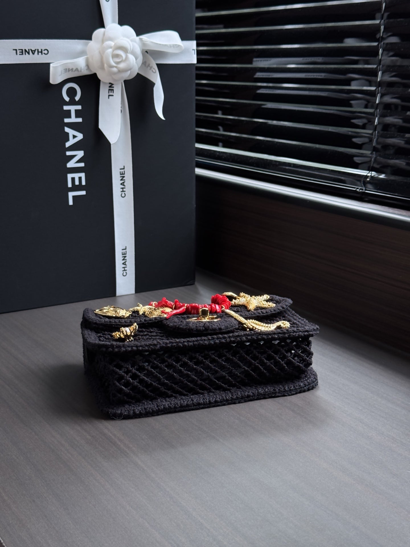 CHANEL 26S SMALL FLAP BAG 21 IN BLACK MESH-WOVEN RAFFIA AND CALFSKIN GOLD HARDWARE