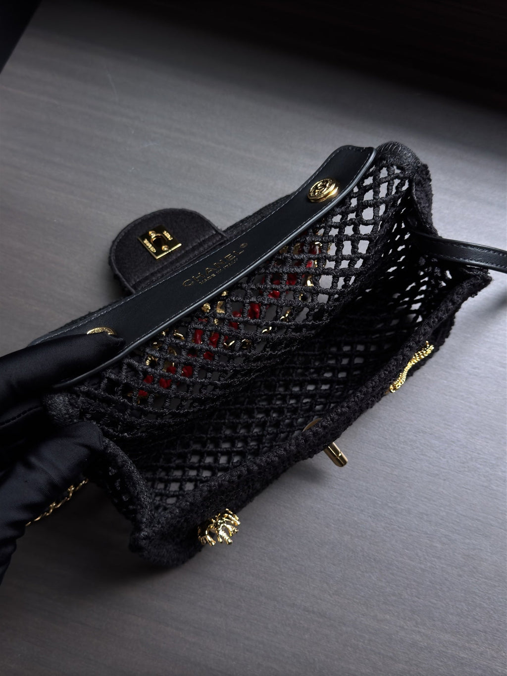 CHANEL 26S SMALL FLAP BAG 21 IN BLACK MESH-WOVEN RAFFIA AND CALFSKIN GOLD HARDWARE