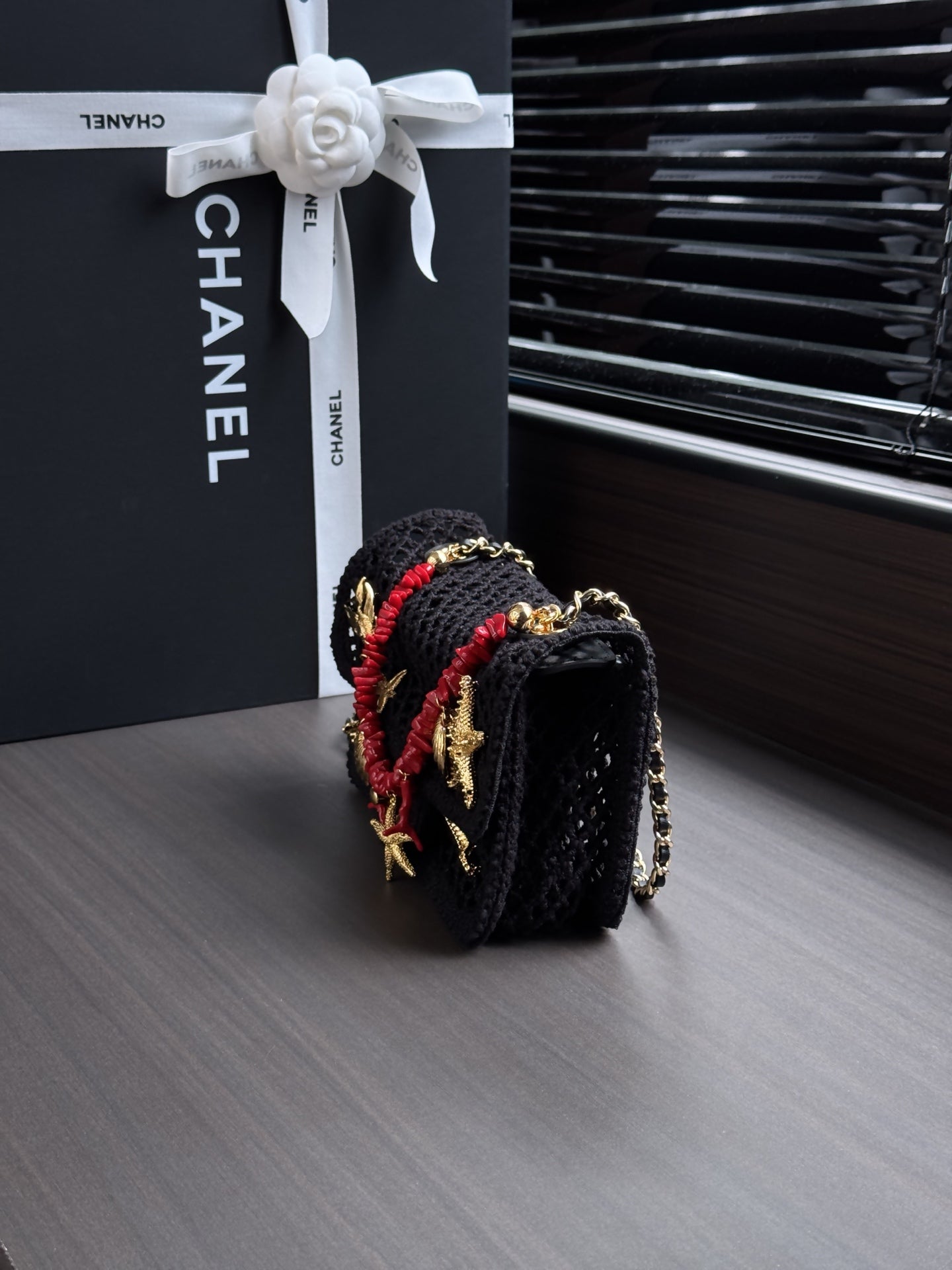 CHANEL 26S SMALL FLAP BAG 21 IN BLACK MESH-WOVEN RAFFIA AND CALFSKIN GOLD HARDWARE