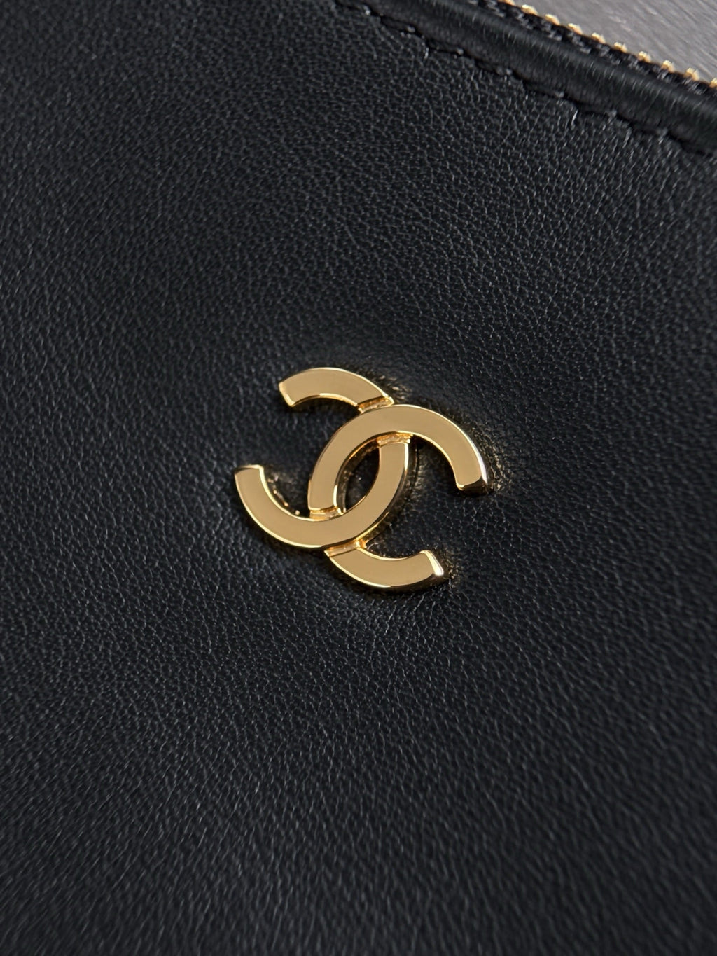 CHANEL 26S SMALL FLAP BAG 21 IN BLACK MESH-WOVEN RAFFIA AND CALFSKIN GOLD HARDWARE