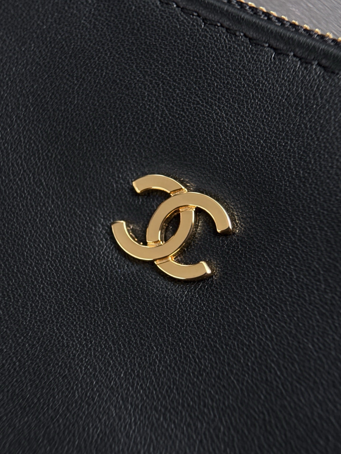 CHANEL 26S SMALL FLAP BAG 21 IN BLACK MESH-WOVEN RAFFIA AND CALFSKIN GOLD HARDWARE
