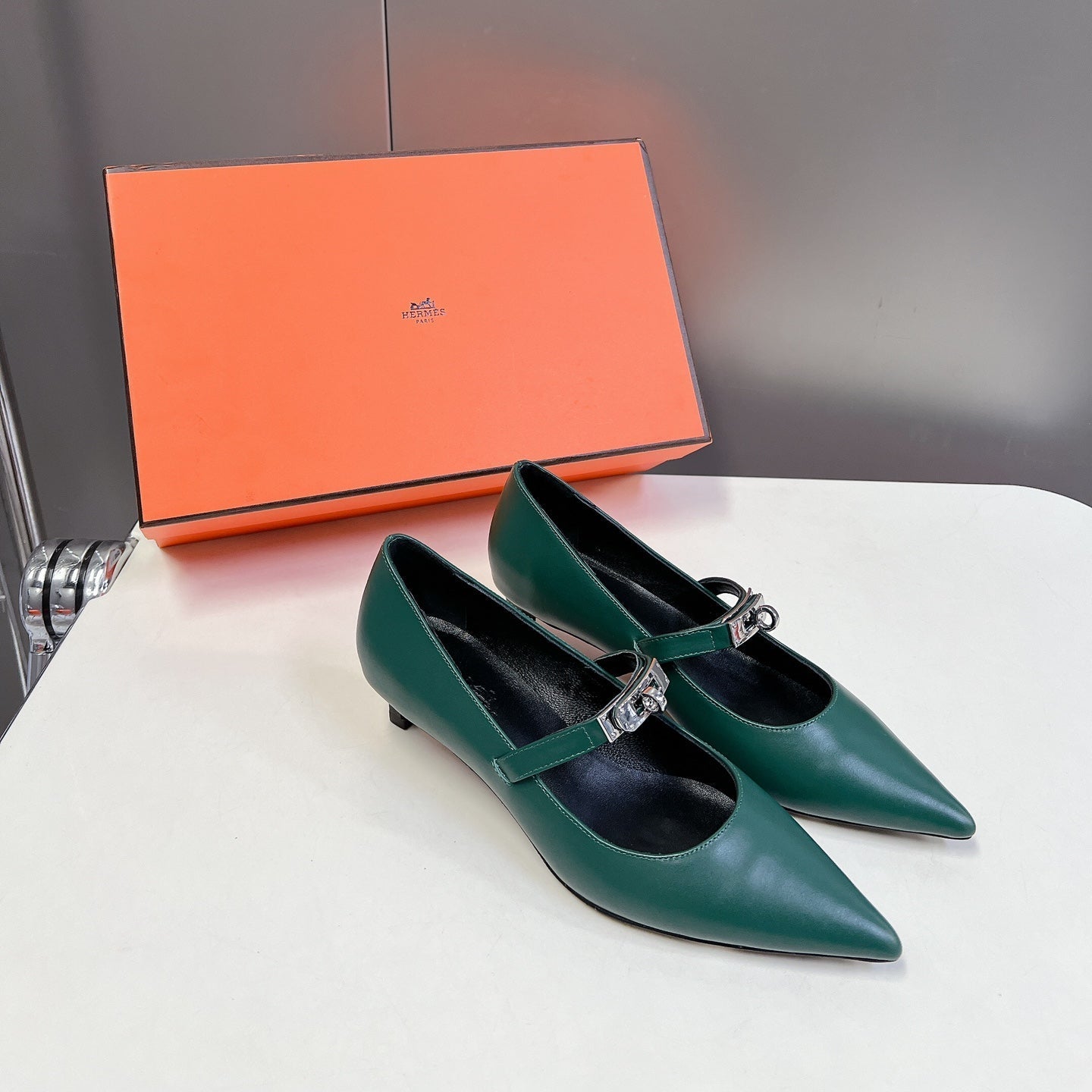 HM 26S MARY JANE POINTED TOE HEELS 40MM IN EMERALD GREEN CALFSKIN KELLY BUCKLE