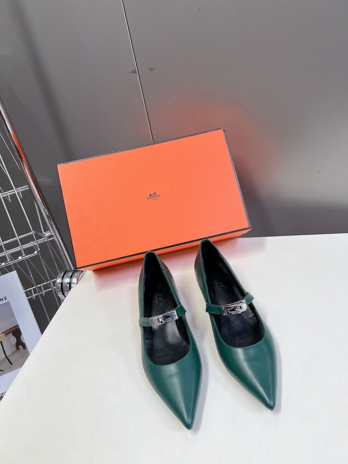 HM 26S MARY JANE POINTED TOE HEELS 40MM IN EMERALD GREEN CALFSKIN KELLY BUCKLE