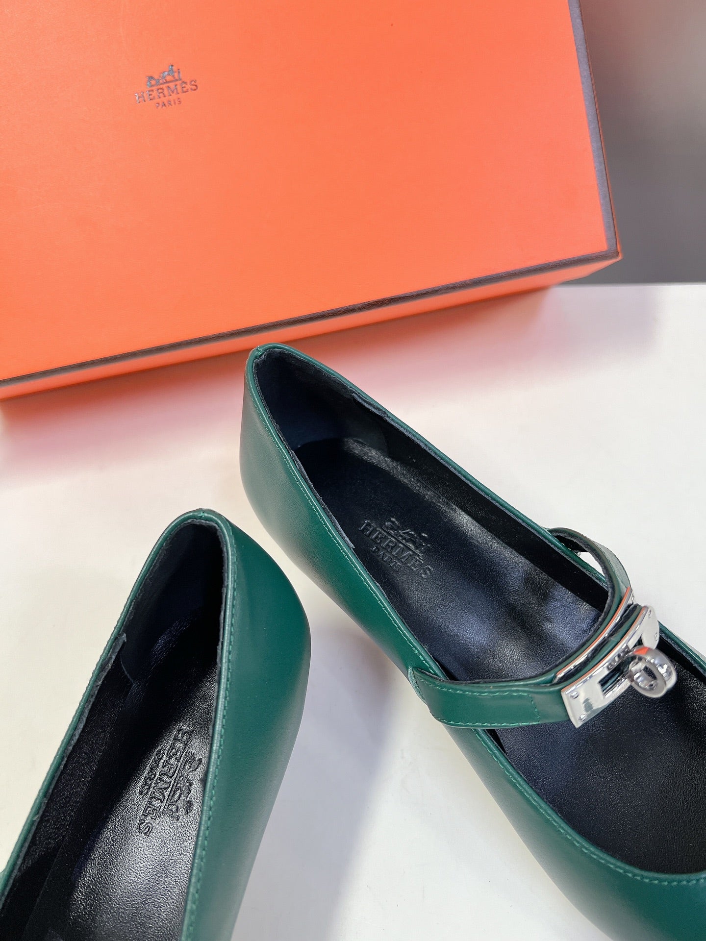 HM 26S MARY JANE POINTED TOE HEELS 40MM IN EMERALD GREEN CALFSKIN KELLY BUCKLE
