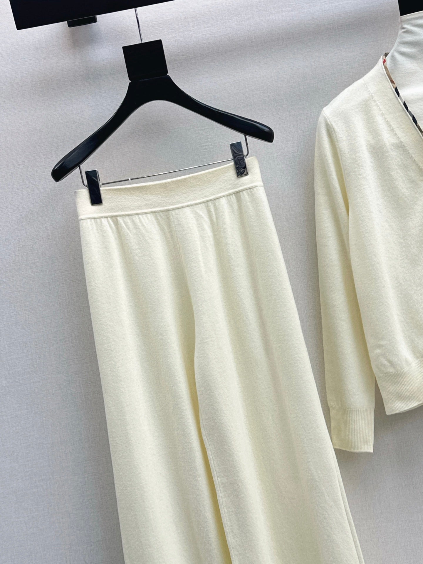 BURBERRY 25S CARDIGAN AND STRAIGHT-LEG PANTS SET 096