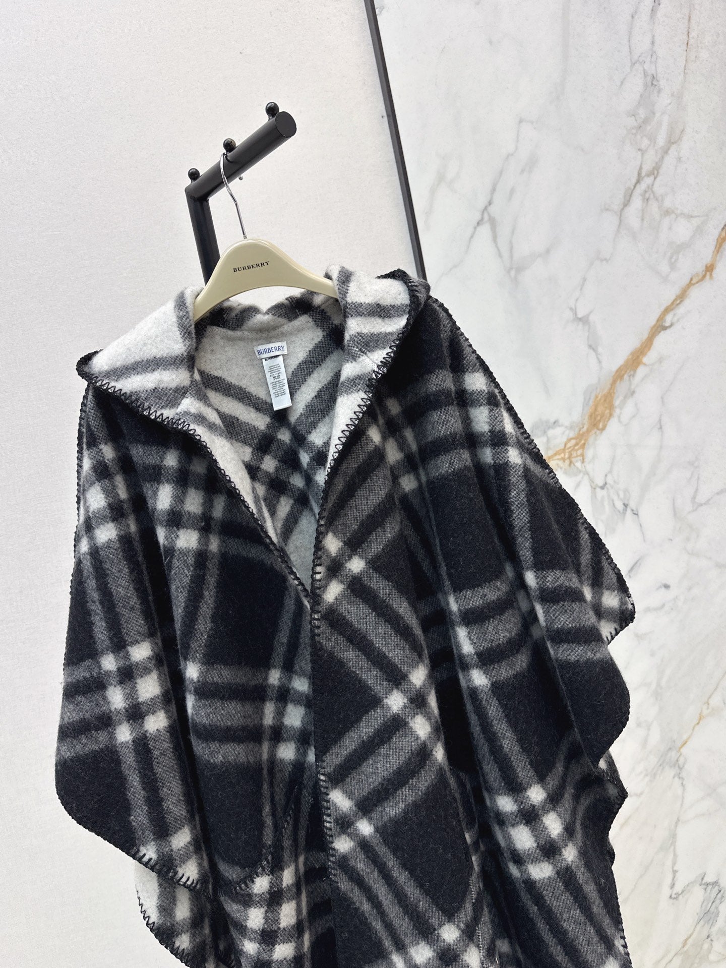 BURBERRY 25S REVERSIBLE CASHMERE CAPE 0046
