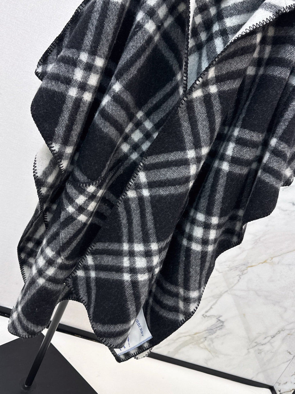 BURBERRY 25S REVERSIBLE CASHMERE CAPE 0046