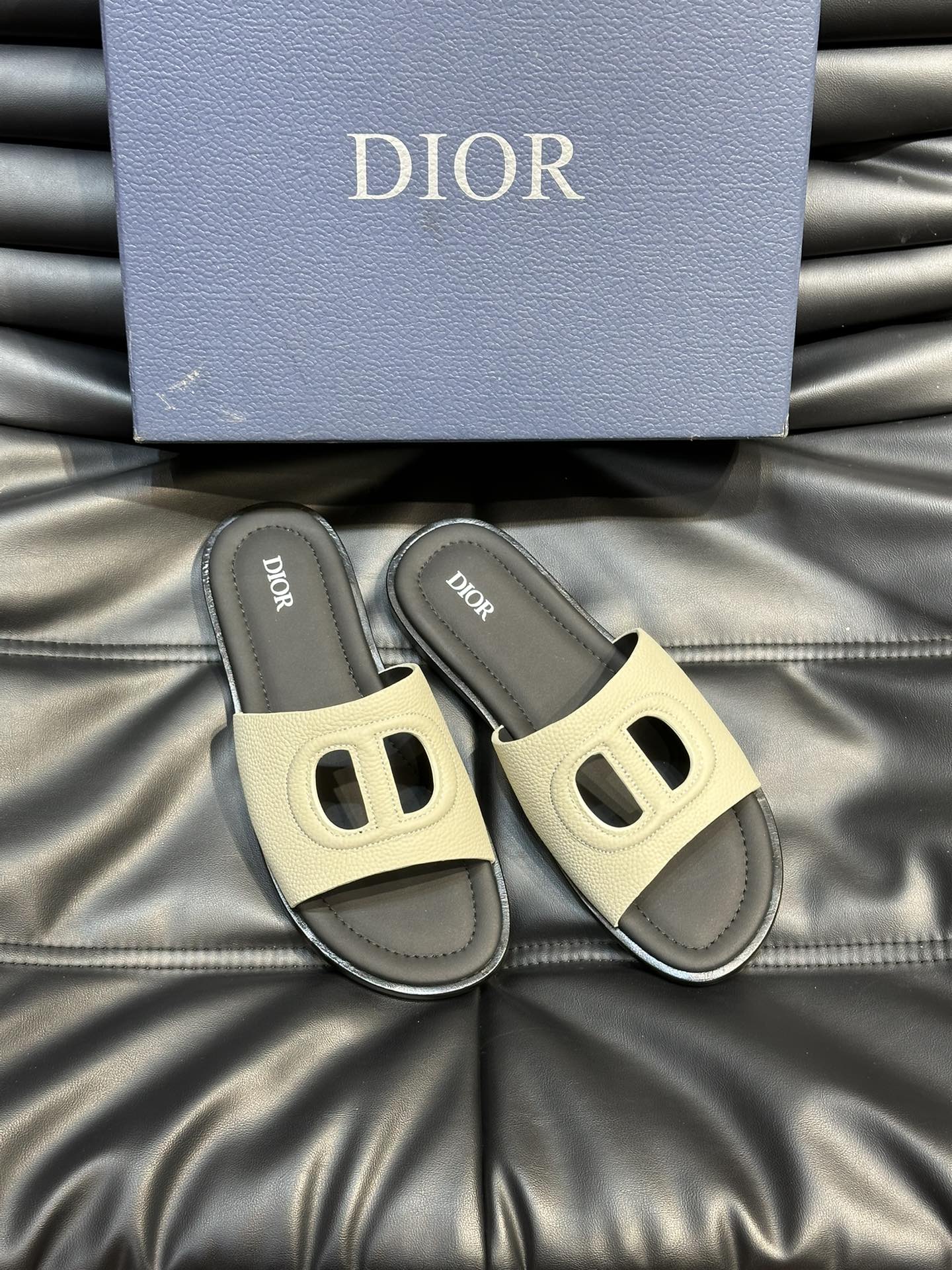 CD D-CLUB SLIDE SLIPPER LIGHT IVORY GRAINED CALFSKIN