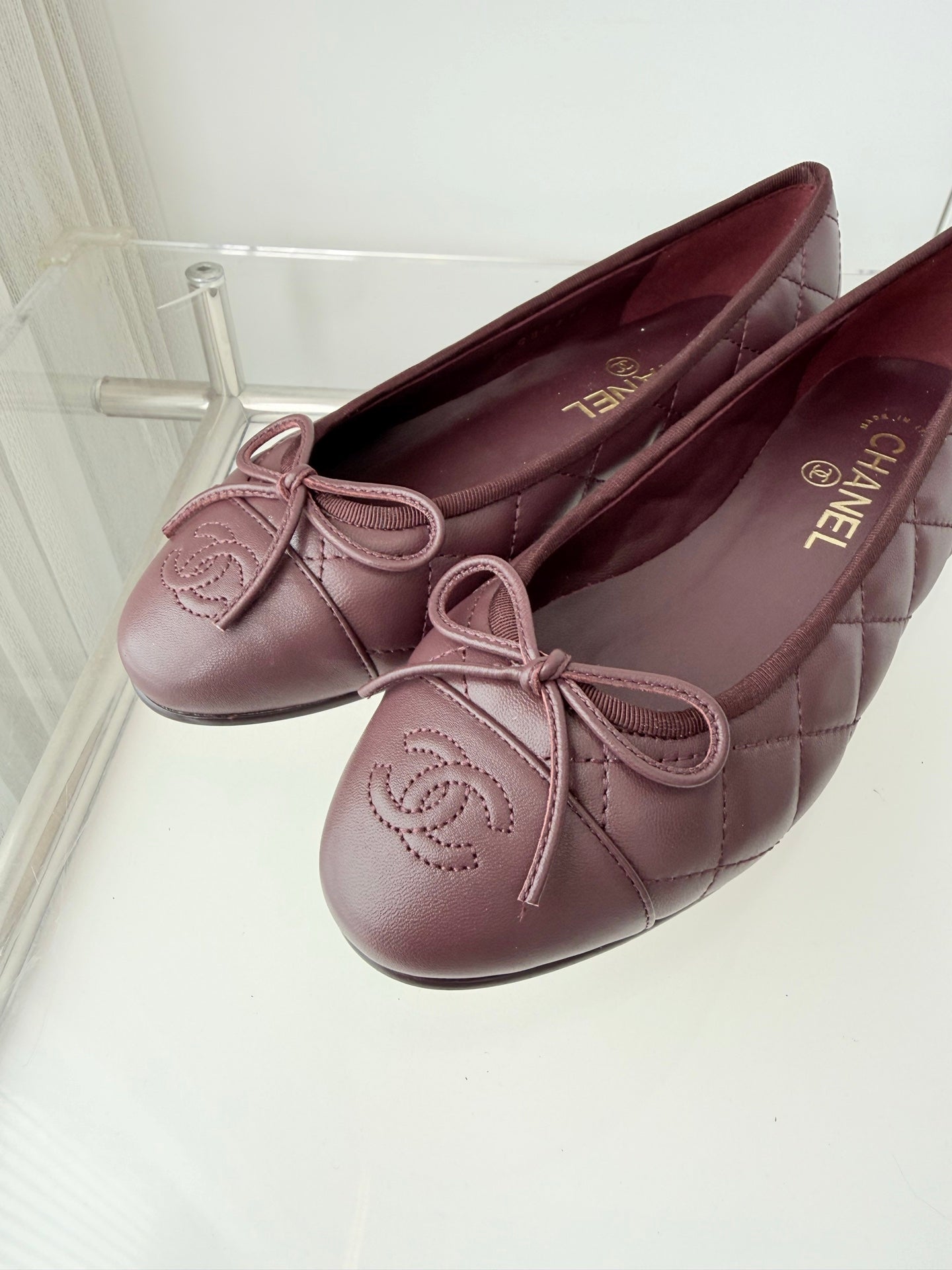 CHANEL 26S BALLET FLATS IN BURGUNDY RED QUILTED CALFSKIN WITH BOW