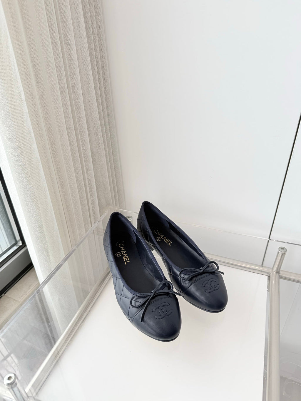 CHANEL 26S BALLET FLATS IN NAVY BLUE QUILTED CALFSKIN WITH BOW