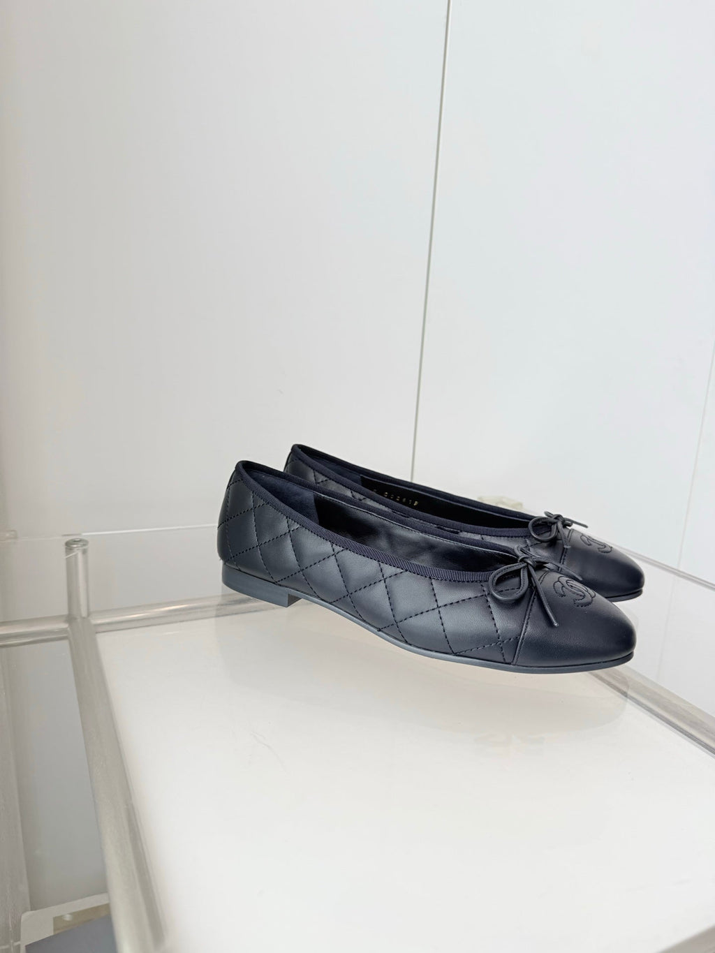 CHANEL 26S BALLET FLATS IN NAVY BLUE QUILTED CALFSKIN WITH BOW