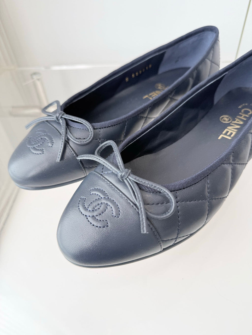 CHANEL 26S BALLET FLATS IN NAVY BLUE QUILTED CALFSKIN WITH BOW