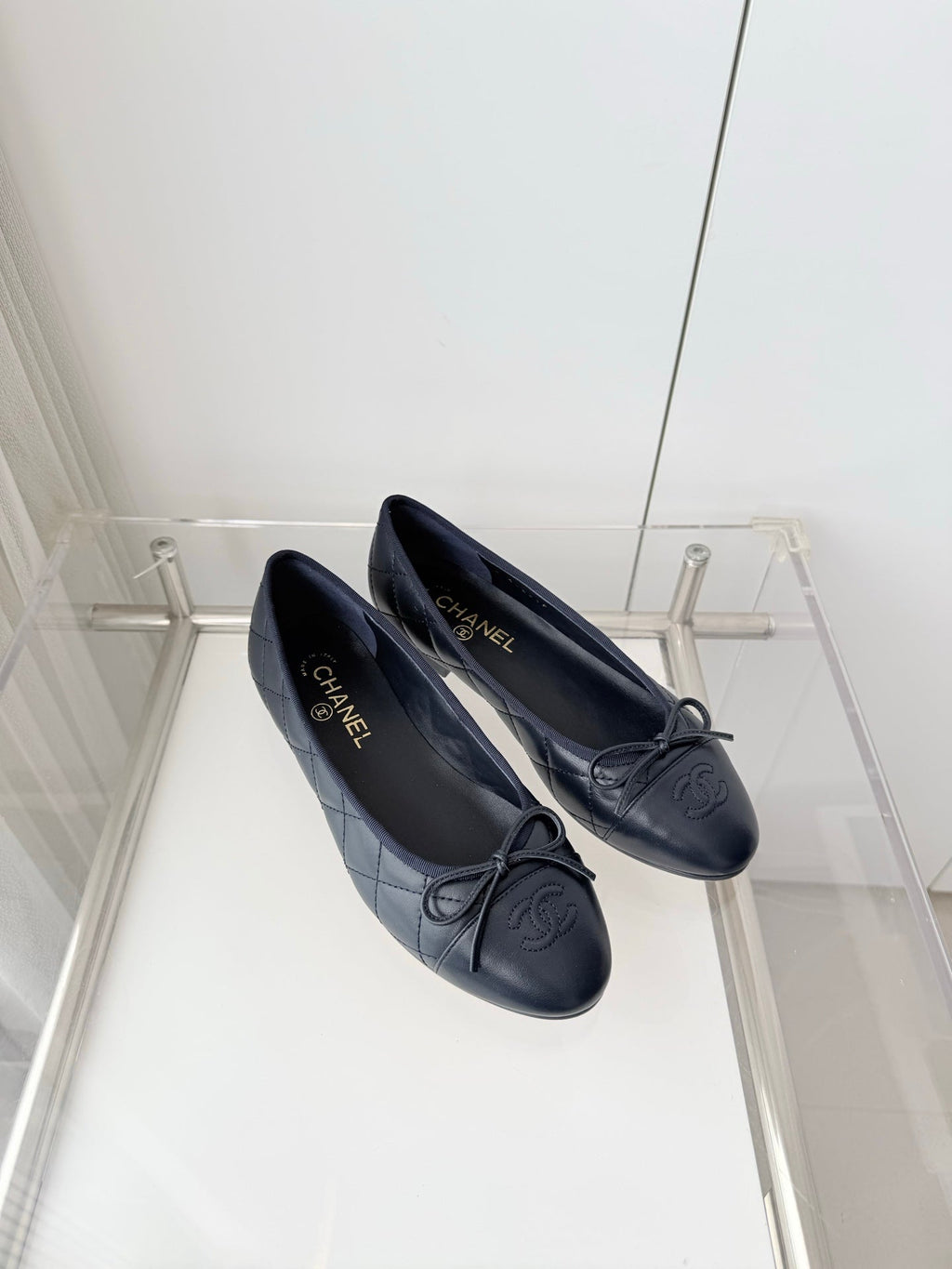 CHANEL 26S BALLET FLATS IN NAVY BLUE QUILTED CALFSKIN WITH BOW