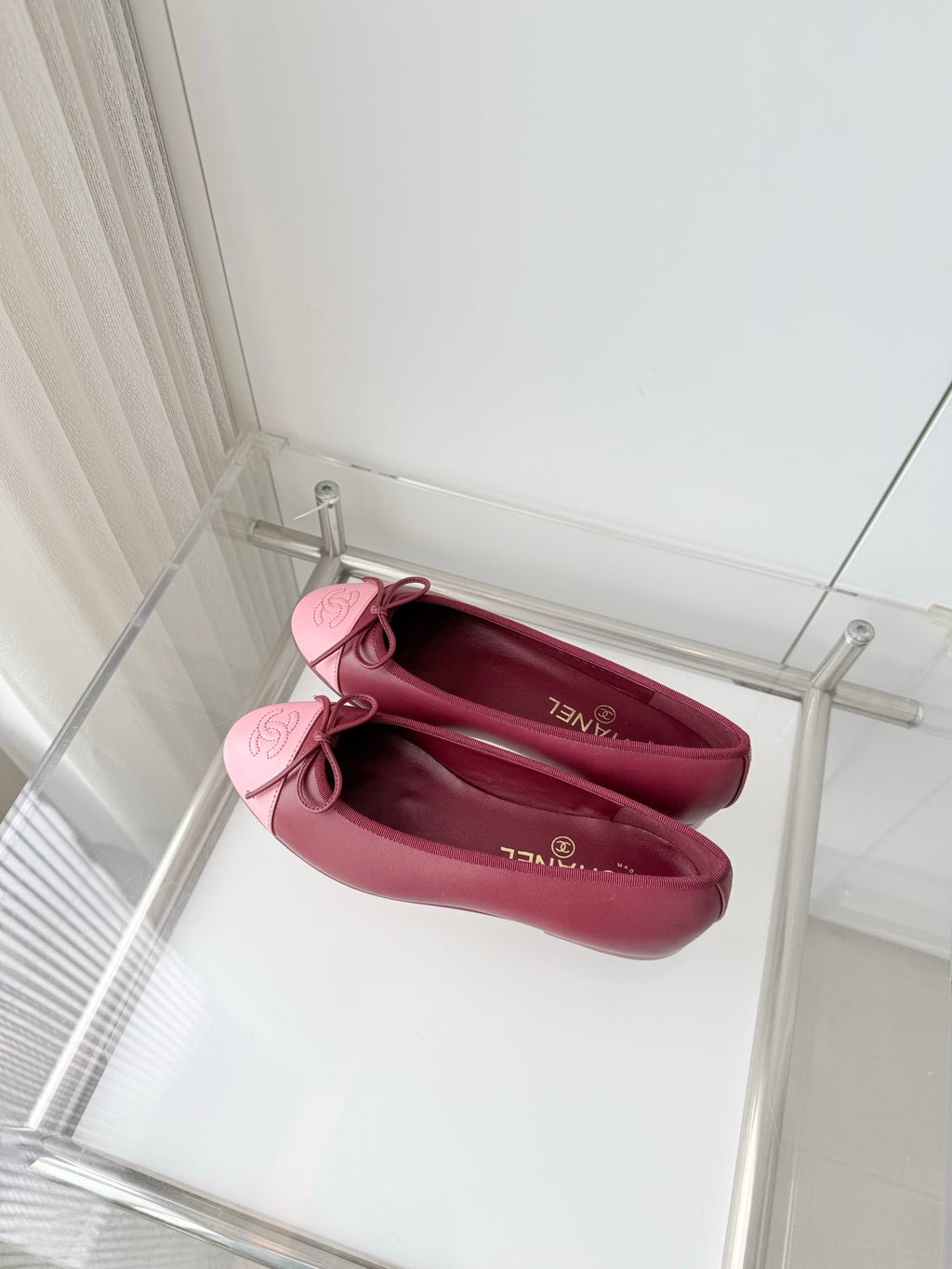 CHANEL 26S BALLET FLATS IN BURGUNDY RED CALFSKIN WITH PINK TOE CAP AND BOW