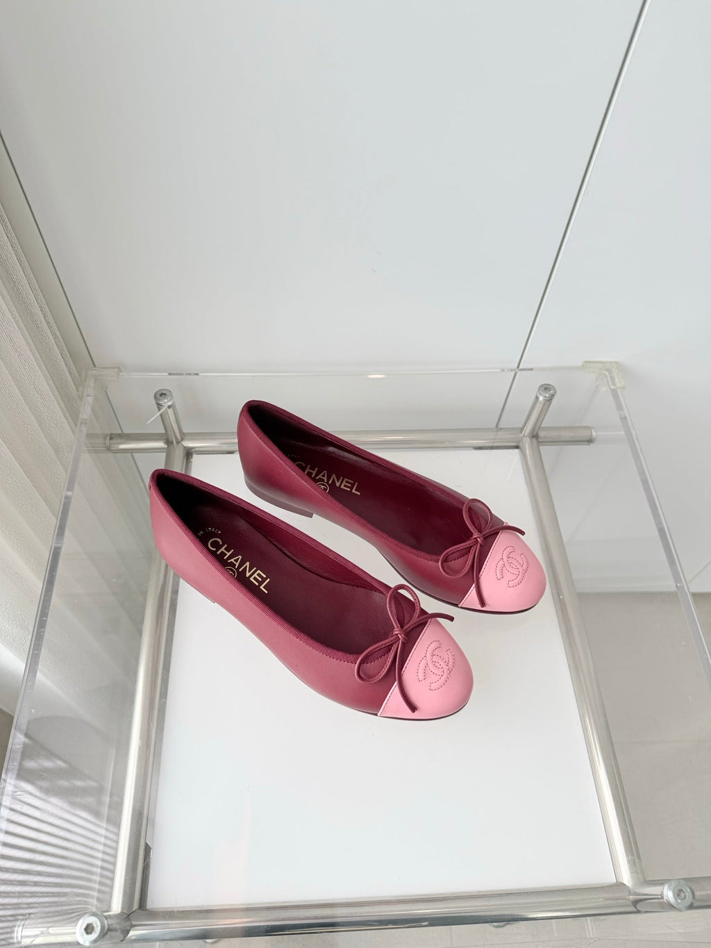 CHANEL 26S BALLET FLATS IN BURGUNDY RED CALFSKIN WITH PINK TOE CAP AND BOW