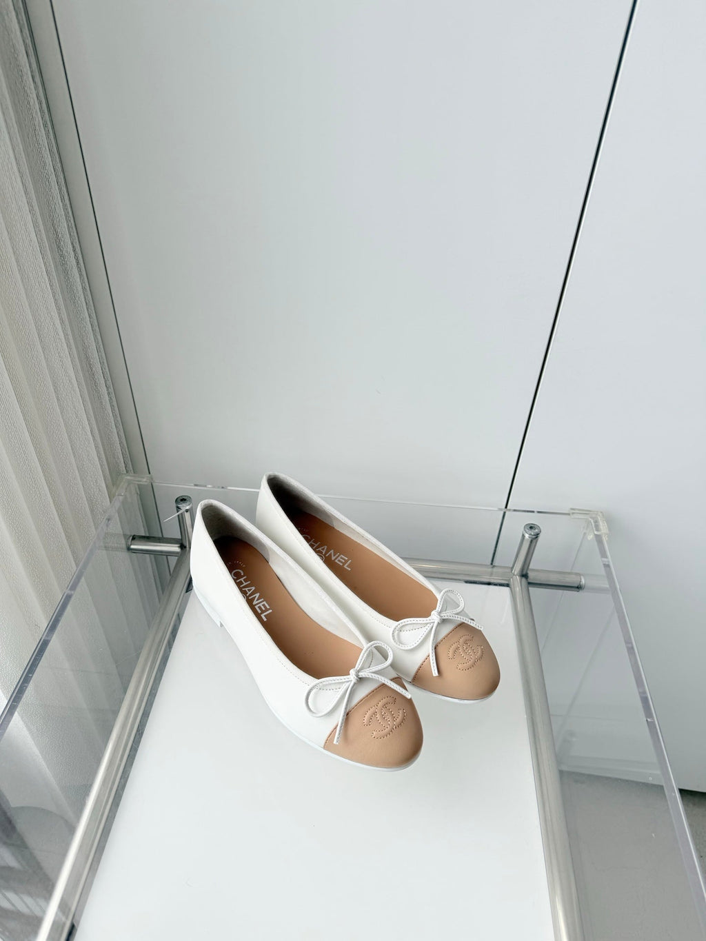 CHANEL 26S BALLET FLATS IN WHITE CALFSKIN WITH BEIGE TOE CAP AND BOW