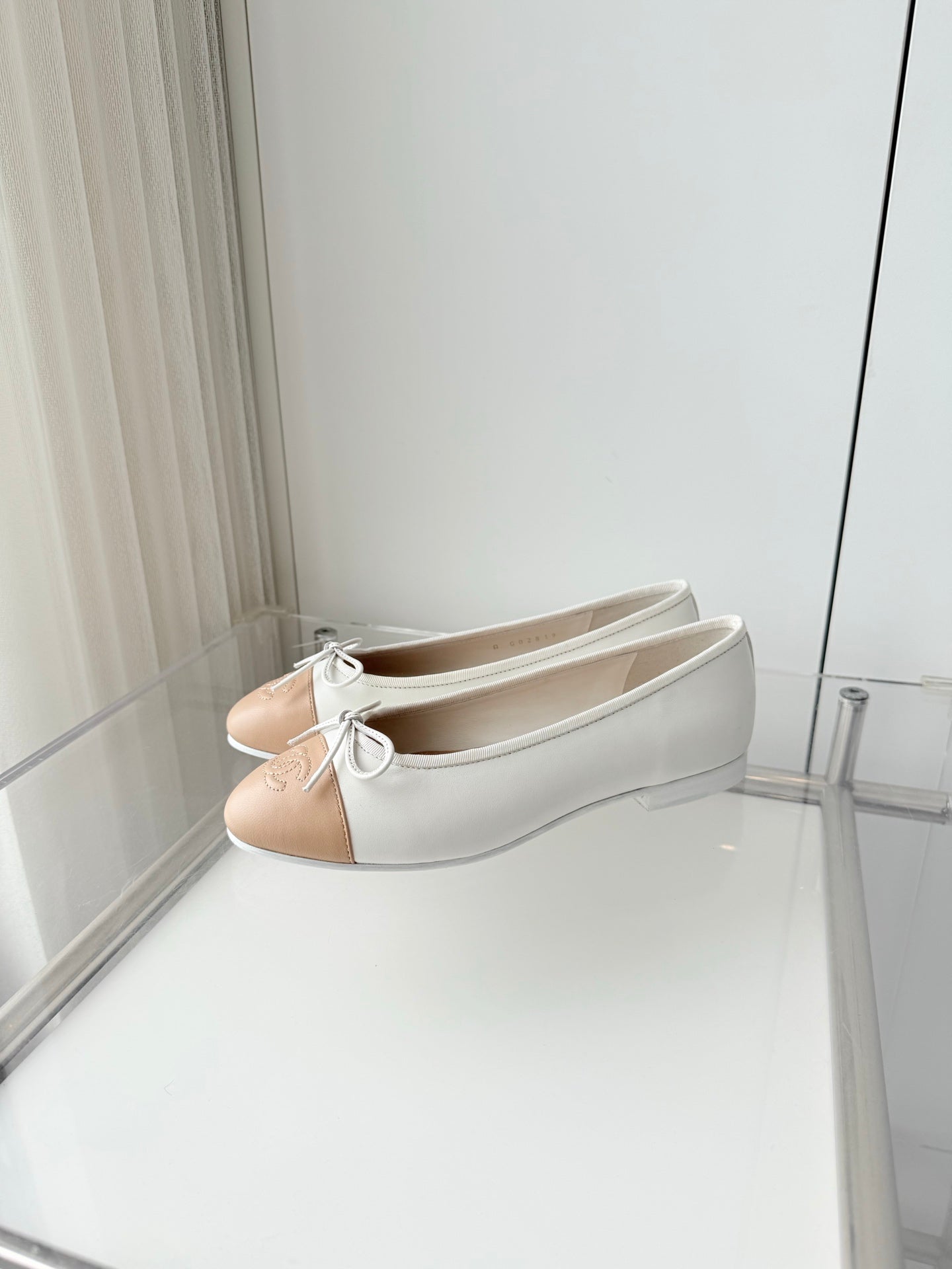 CHANEL 26S BALLET FLATS IN WHITE CALFSKIN WITH BEIGE TOE CAP AND BOW