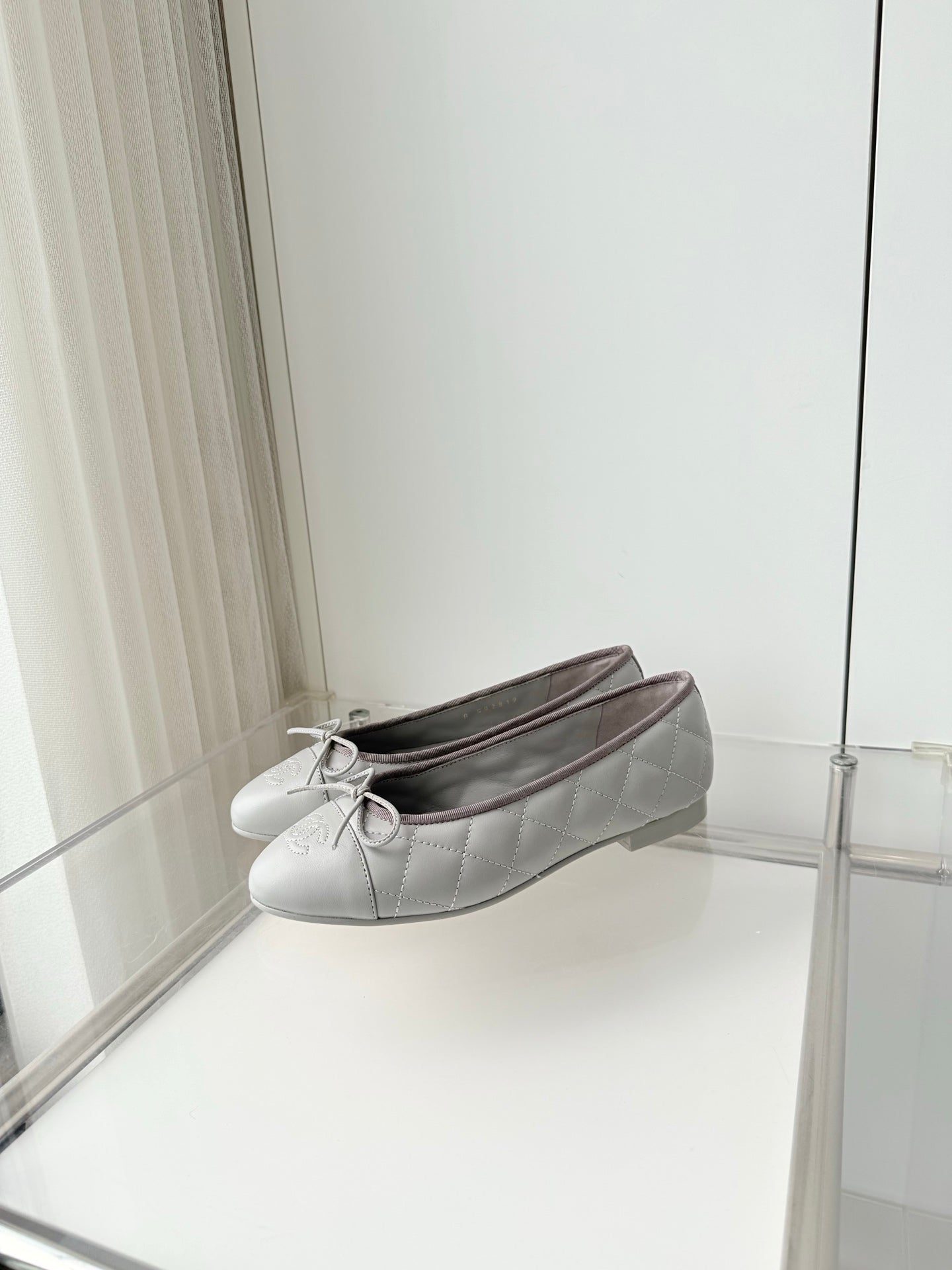CHANEL 26S BALLET FLATS IN LIGHT GREY QUILTED CALFSKIN WITH BOW