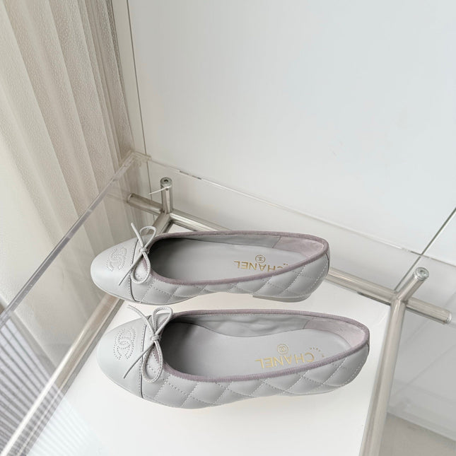 CHANEL 26S BALLET FLATS IN LIGHT GREY QUILTED CALFSKIN WITH BOW