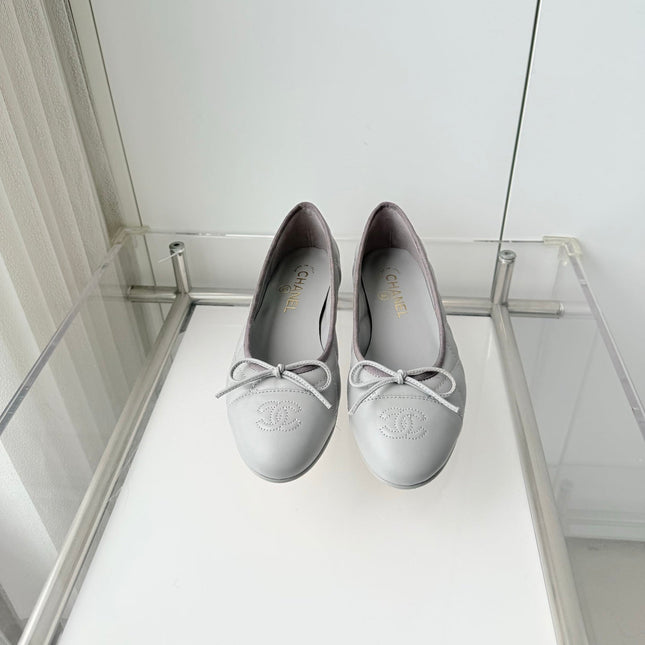 CHANEL 26S BALLET FLATS IN LIGHT GREY QUILTED CALFSKIN WITH BOW