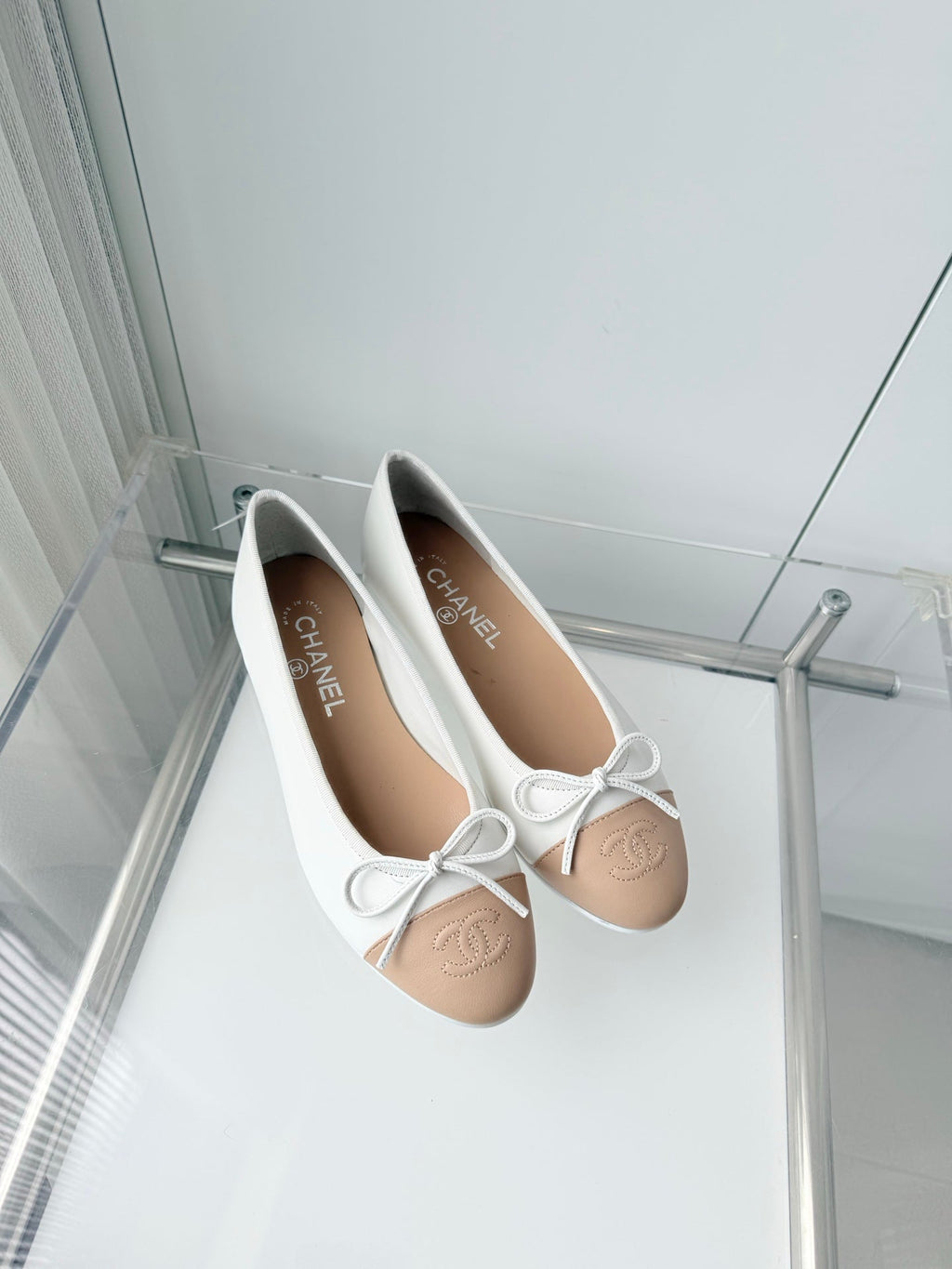 CHANEL 26S BALLET FLATS IN WHITE CALFSKIN WITH BEIGE TOE CAP AND BOW