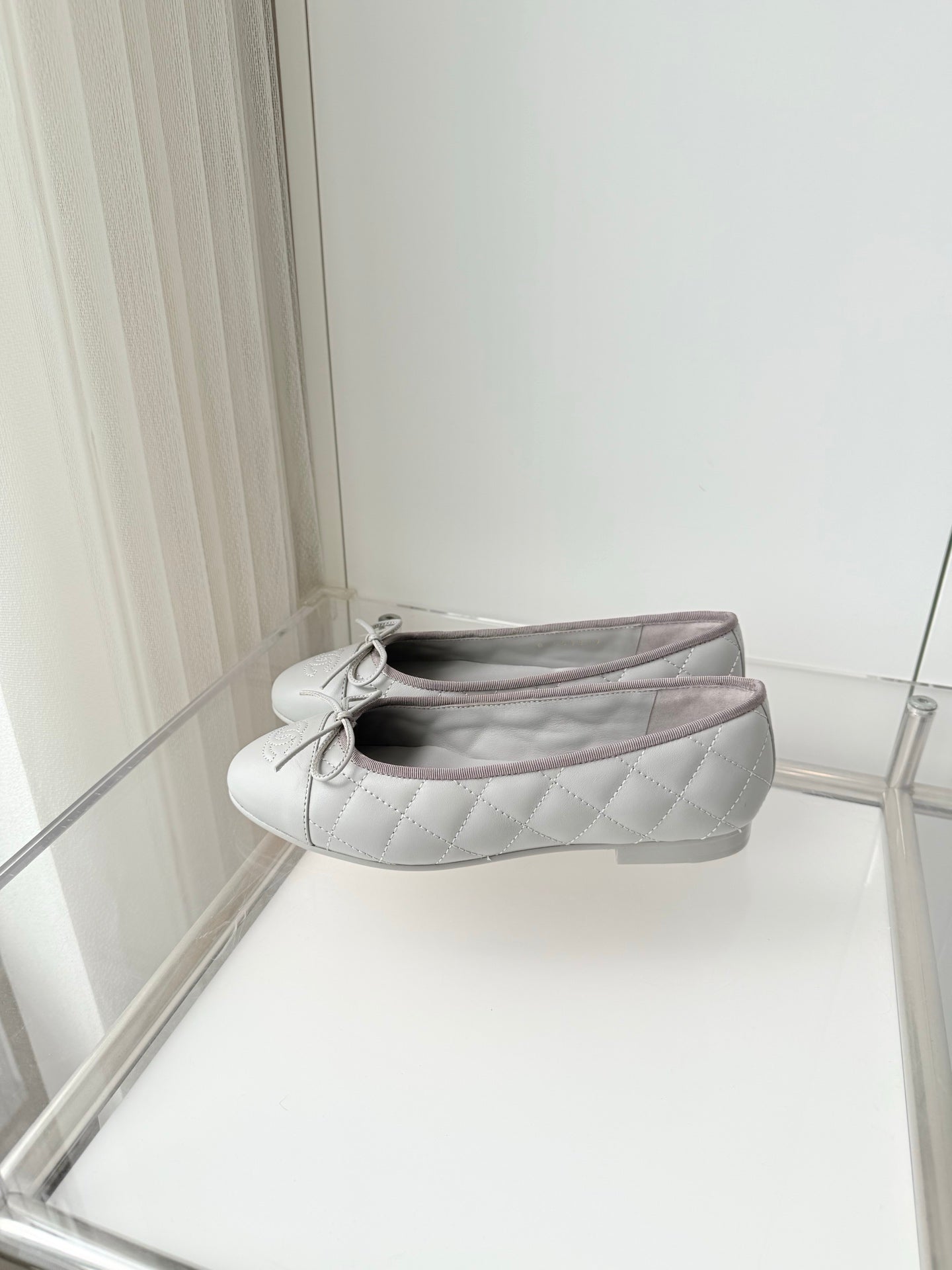 CHANEL 26S BALLET FLATS IN LIGHT GREY QUILTED CALFSKIN WITH BOW