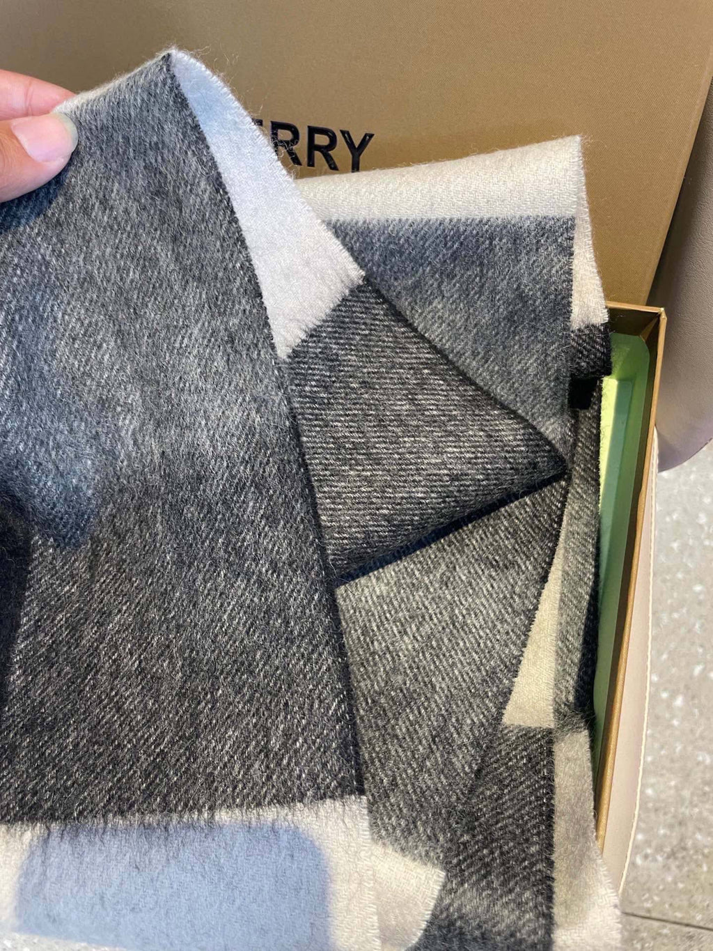 BURBERRY 26S SCARF 180CM IN CASHMERE 163813