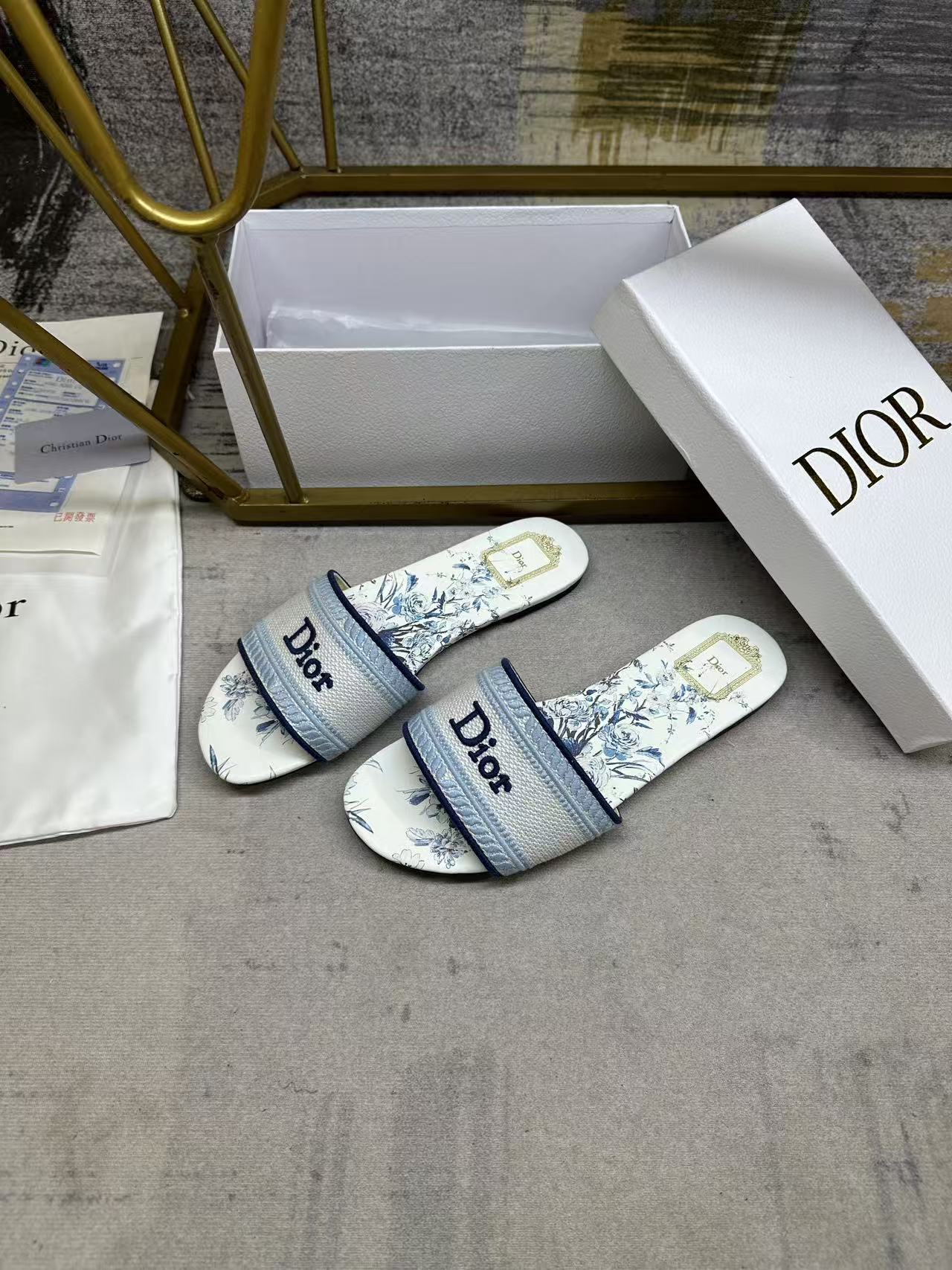 DIOR 26S DWAY SLIDE FLOWER EDITION IN WHITE AND SKY BLUE FABRIC