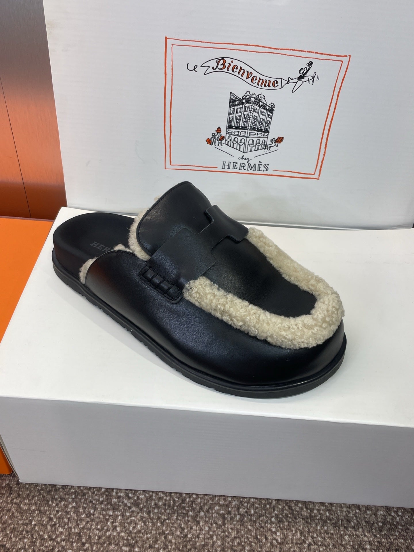 HM MULE IN BLACK CALFSKIN AND WHITE SHEARLING