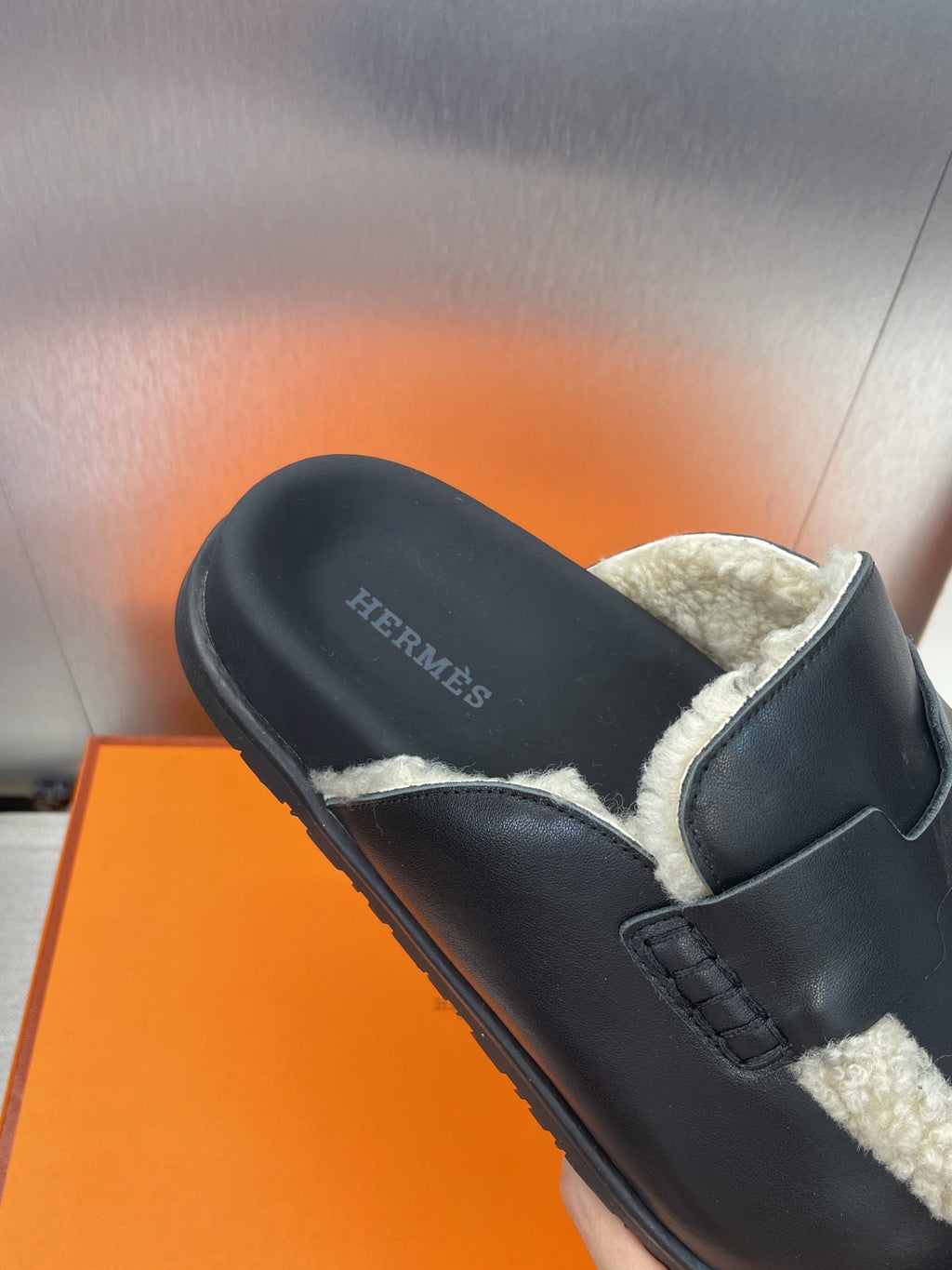 HM MULE IN BLACK CALFSKIN AND WHITE SHEARLING