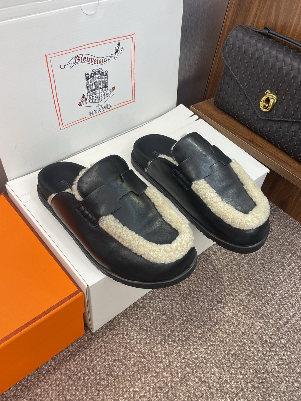 HM MULE IN BLACK CALFSKIN AND WHITE SHEARLING