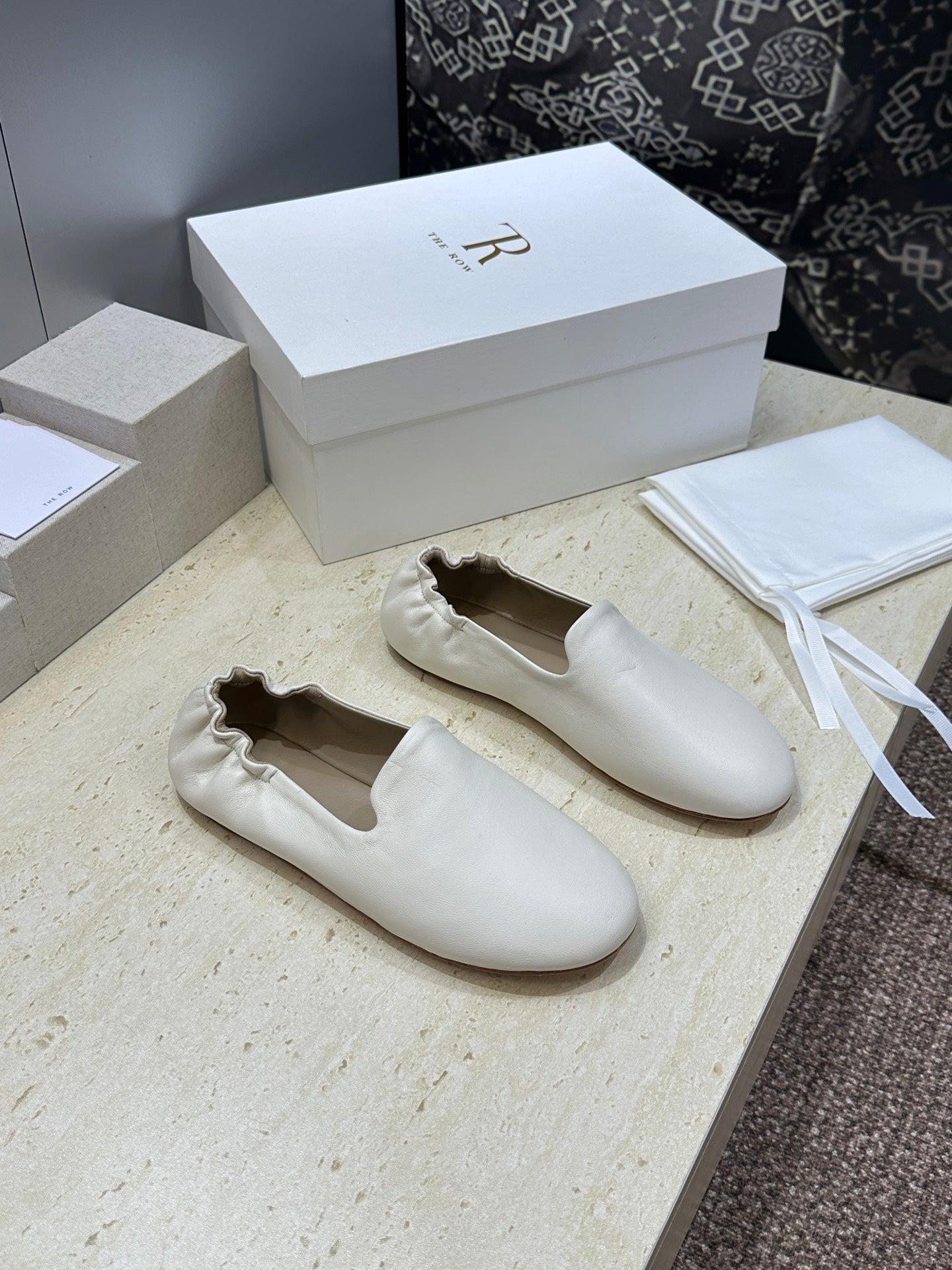 THE ROW 26S BALLET FLATS IN IVORY WHITE CALFSKIN