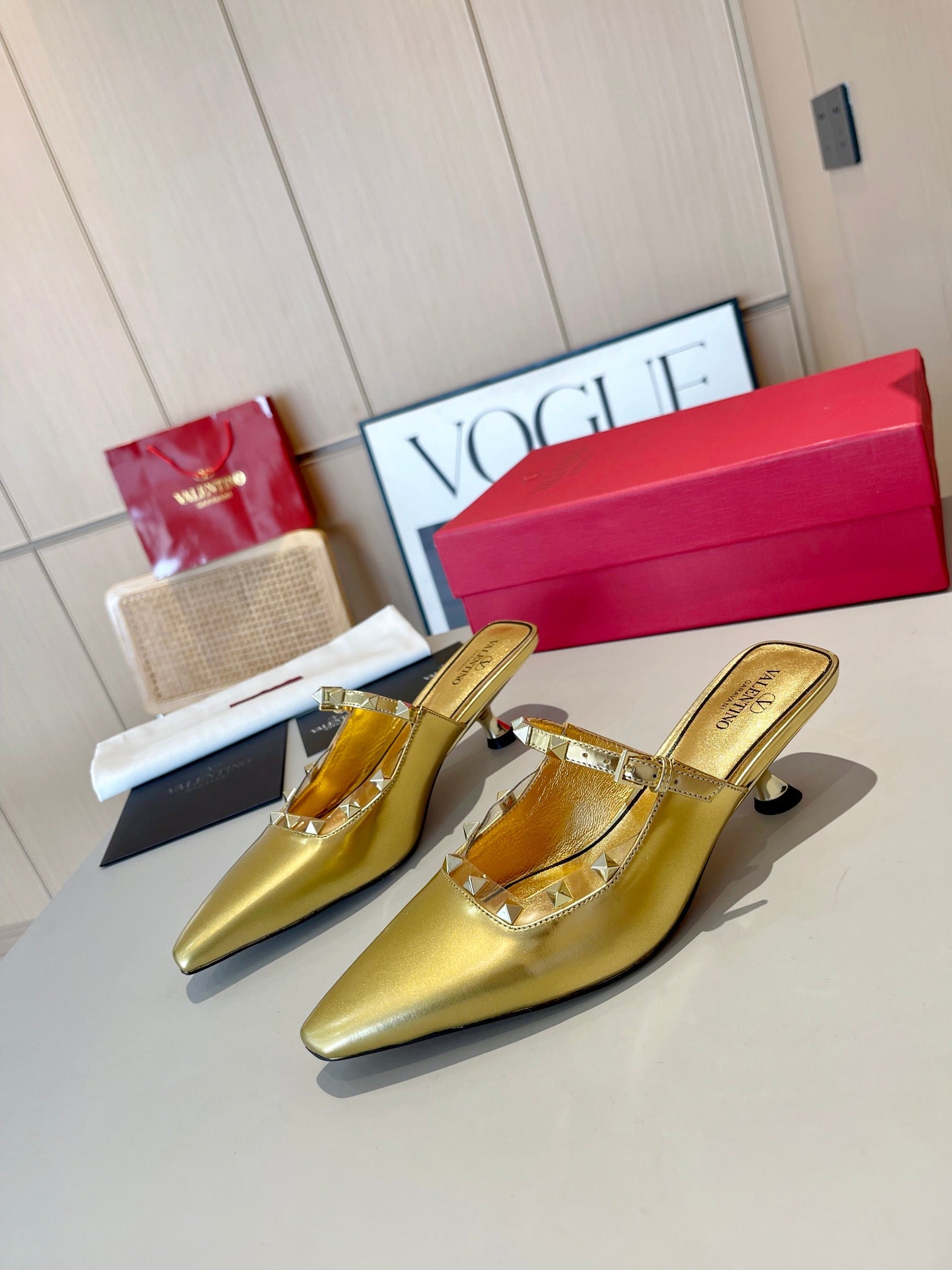 ROCKSTUD CAGED MULES 5 CM IN GOLD CALFSKIN