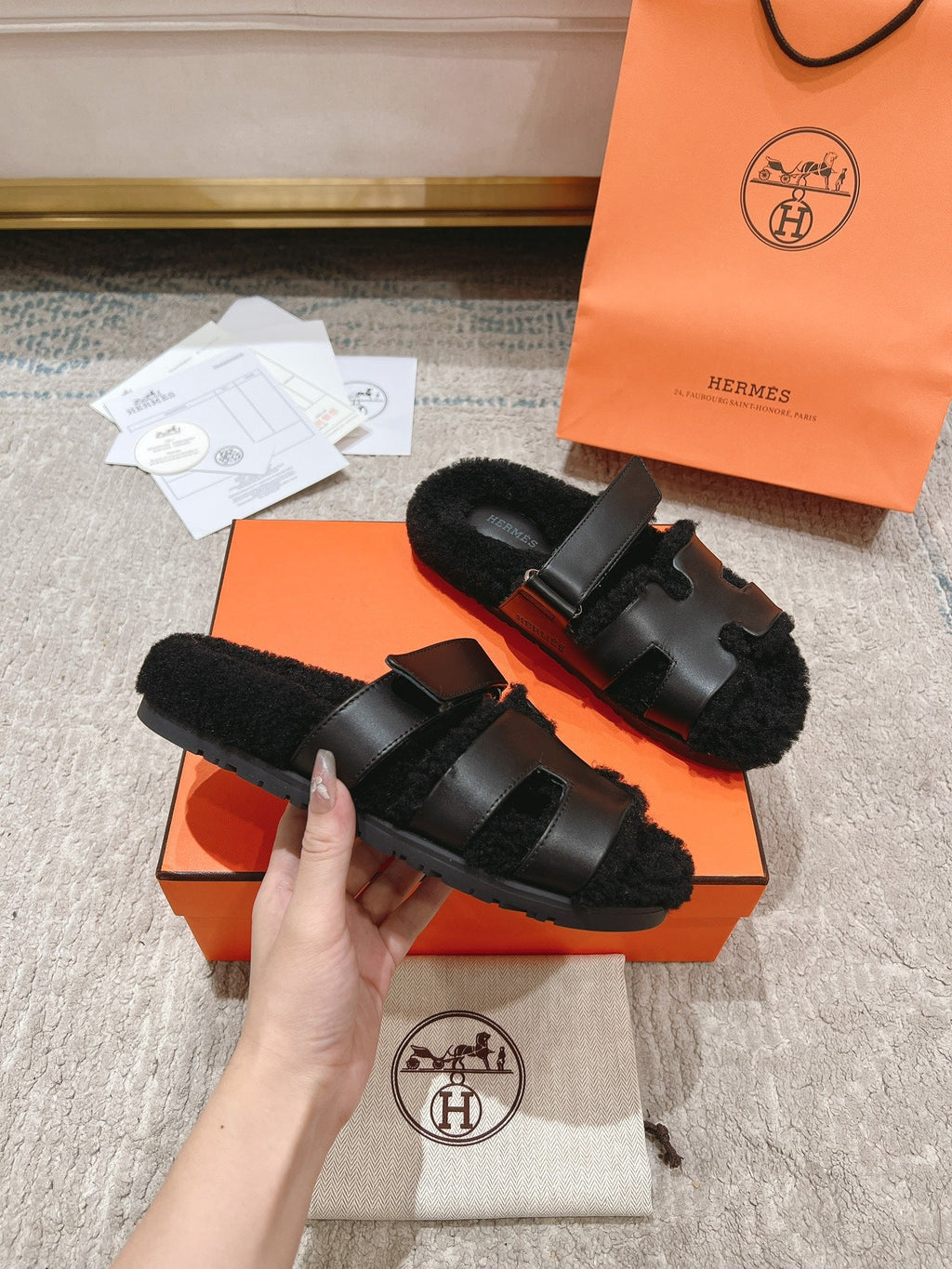 CHYPRE SANDAL IN BLACK SHEARLING AND CALFSKIN