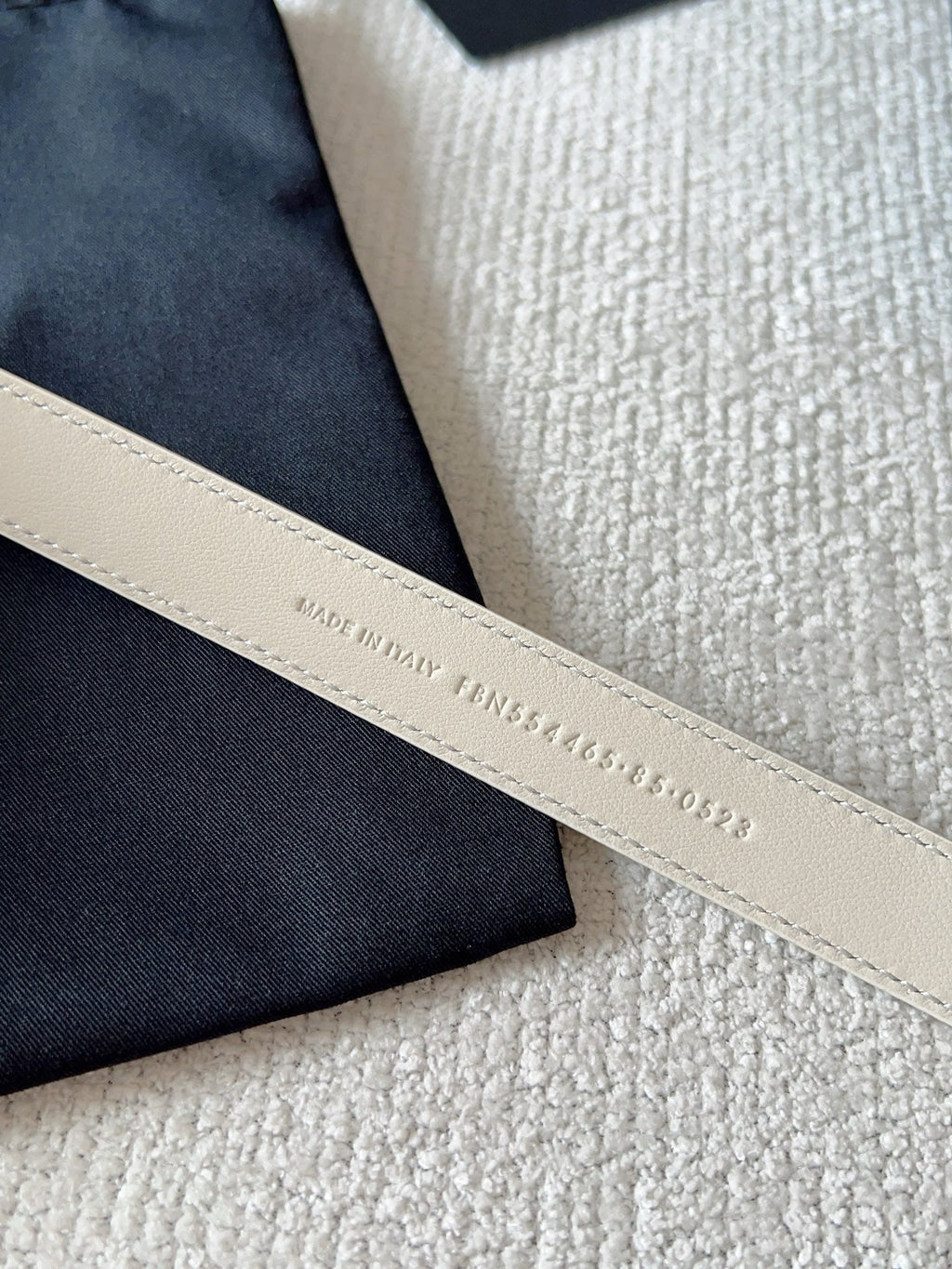 YSL 25S BELT 20 MM IN CREAM WHITE CALFSKIN 571017