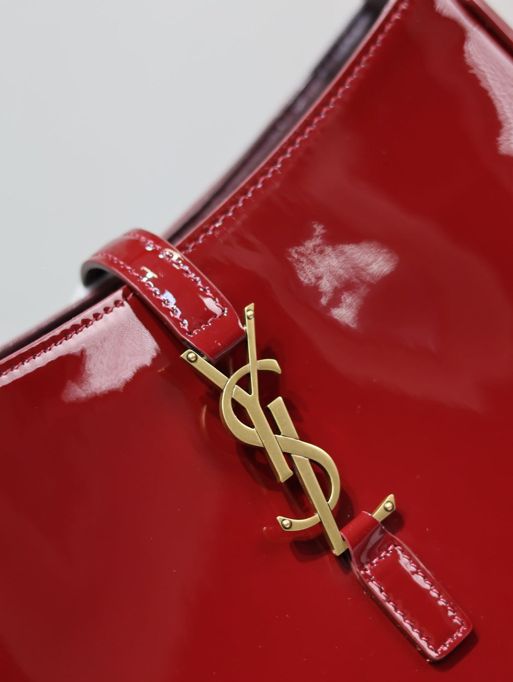 YSL SHOULDER BAG 25 IN RED CALFSKIN GOLD HARDWARE